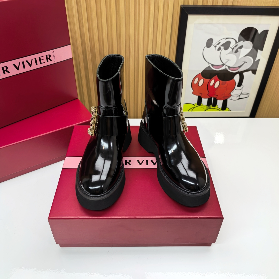 NO:613852,A must-have for autumn and winter, RV platform short boots usher in a new era of lazy fashion] When the 7cm fluffy platform sole meets wear-resistant velvet technology, every step is as soft as stepping on the clouds but full of support. The iconic square diamond buckle shines brightly at the ankle, becoming the most eye-catching fashion focus on the entire street. The slip-on design perfectly solves the anxiety of going out. The convenience and high-end sense of putting on and taking off in three seconds coexist, whether it is paired with jeans for a casual style.  It still has a gentle feel when paired with a woolen skirt. This pair of boots can easily be used in various dressing scenarios. Open edge beads/full-grain cowhide on the upper. Mixed sheep lining on the lining. Original wear-resistant velvet outsole. Size 35-40 (40 is custom-made and cannot be returned or exchanged), boots, boots, skirts, jeans, cowhide19860909秋冬必入款 RV松糕短靴开启慵懒时髦新纪元】 当7cm蓬松感松糕底邂逅耐磨绒科技 每一步都像踩在云端般柔软却充满支撑力 标志性方形钻扣在脚踝处流转璀璨光芒 成为整条街最吸睛的时尚焦点 一脚蹬设计完美解决出门焦虑 三秒穿脱的便捷与高级感并存 无论是搭配牛仔裤的随性风 还是搭配毛呢裙的温柔感 这双靴子都能轻松驾驭各种穿搭场景 鞋面开边珠/全粒面牛皮 内里混种羊内里 大底原版耐磨绒大底 码数35-40（40 订做不退不换）,靴子,boots,skirts,jeans,cowhide,Women's Shoes