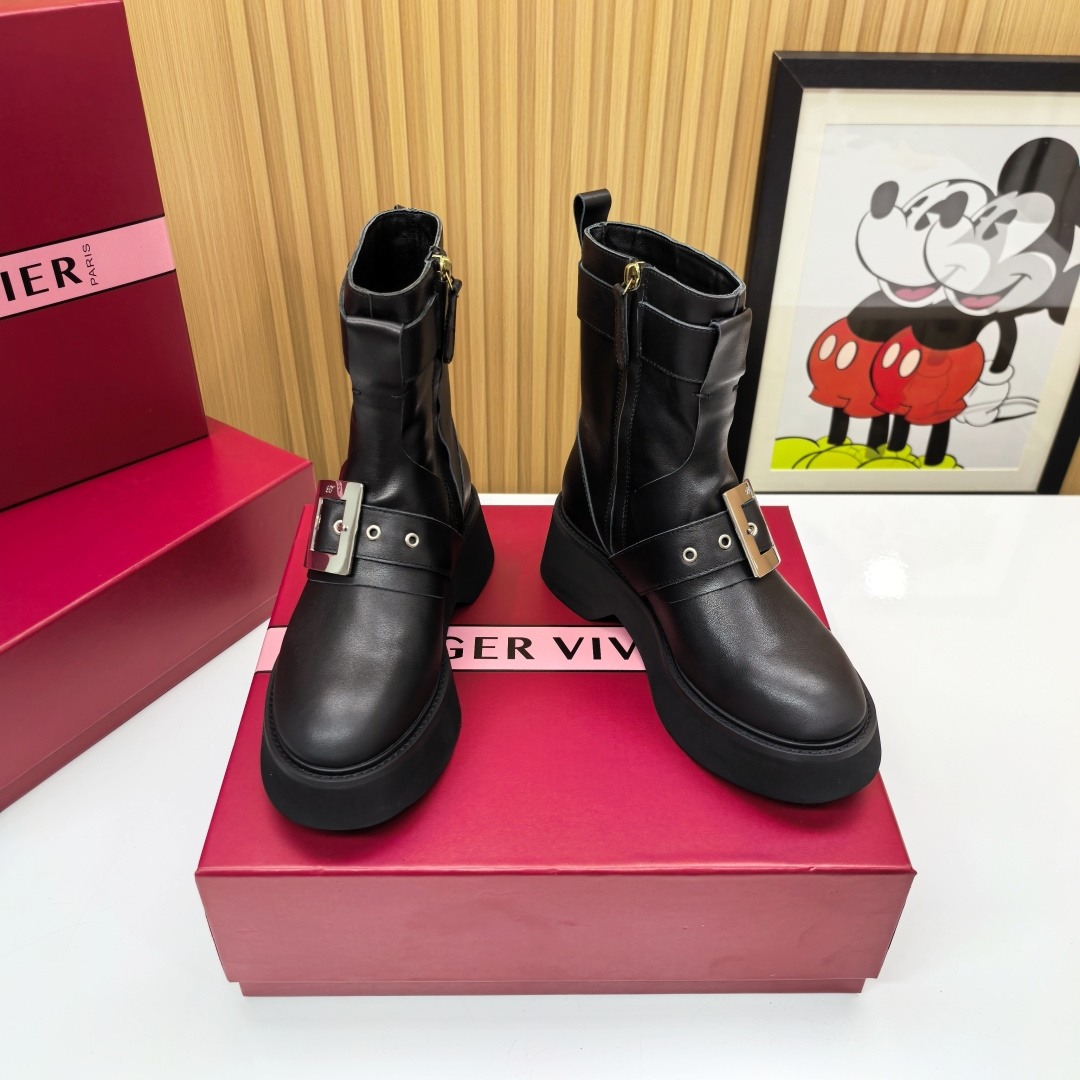 NO:613855,2025RV punk platform boots are a revolutionary debut. The 7cm three-dimensional platform sole is injected with dark genes. It is paired with a super wear-resistant velvet outsole to create an all-weather configuration. The metal zipper on the side makes a sharp cut. It completes the perfect transformation from daily life to punk in one pull. The iconic square buckle at the ankle shines with a cold light. It is like a beacon on the street corner in the middle of the night. Every step is wrapped with untamed wildness. Pair it with ripped jeans to instantly activate the rock soul.  Incorporate into a leather skirt to perform a sweet and cool reversal script, and even mix it with a suit jacket to create an amazing tension. This pair of boots can control all rebellious scenes. It is redefining the ultimate meaning of 'elegant rebellion'. The upper is open-edge beads/full-grain cowhide. The lining is mixed sheep lining. The outsole is original wear-resistant velvet outsole. Size 35-40 (40 is custom-made and cannot be returned or exchanged), boots, boots, skirts, jeans, jackets & coats, business suit, cowhide198609092025RV朋克松糕短靴颠覆登场 7cm立体松糕底注入暗黑基因 搭配超耐磨绒大底打造全天候暴走配置 侧边金属拉链划出利落切口 一拉一拽间完成从日常到朋克的完美蜕变 脚踝处标志性方形饰扣闪耀冷冽光芒 如同深夜街角的信号灯塔  让每个步伐都裹挟着未驯服的野性 搭配破洞牛仔裤瞬间激活摇滚灵魂 融入皮质短裙演绎甜酷反转剧本 甚至与西装外套混搭出惊人张力 这双能驾驭所有叛逆场景的靴子 正在重新定义「优雅反叛」的终极奥义 鞋面开边珠/全粒面牛皮 内里混种羊内里 大底原版耐磨绒大底 码数35-40（40 订做不退不换）,靴子,boots,skirts,jeans,jackets & coats,business suit,cowhide,Women's Shoes