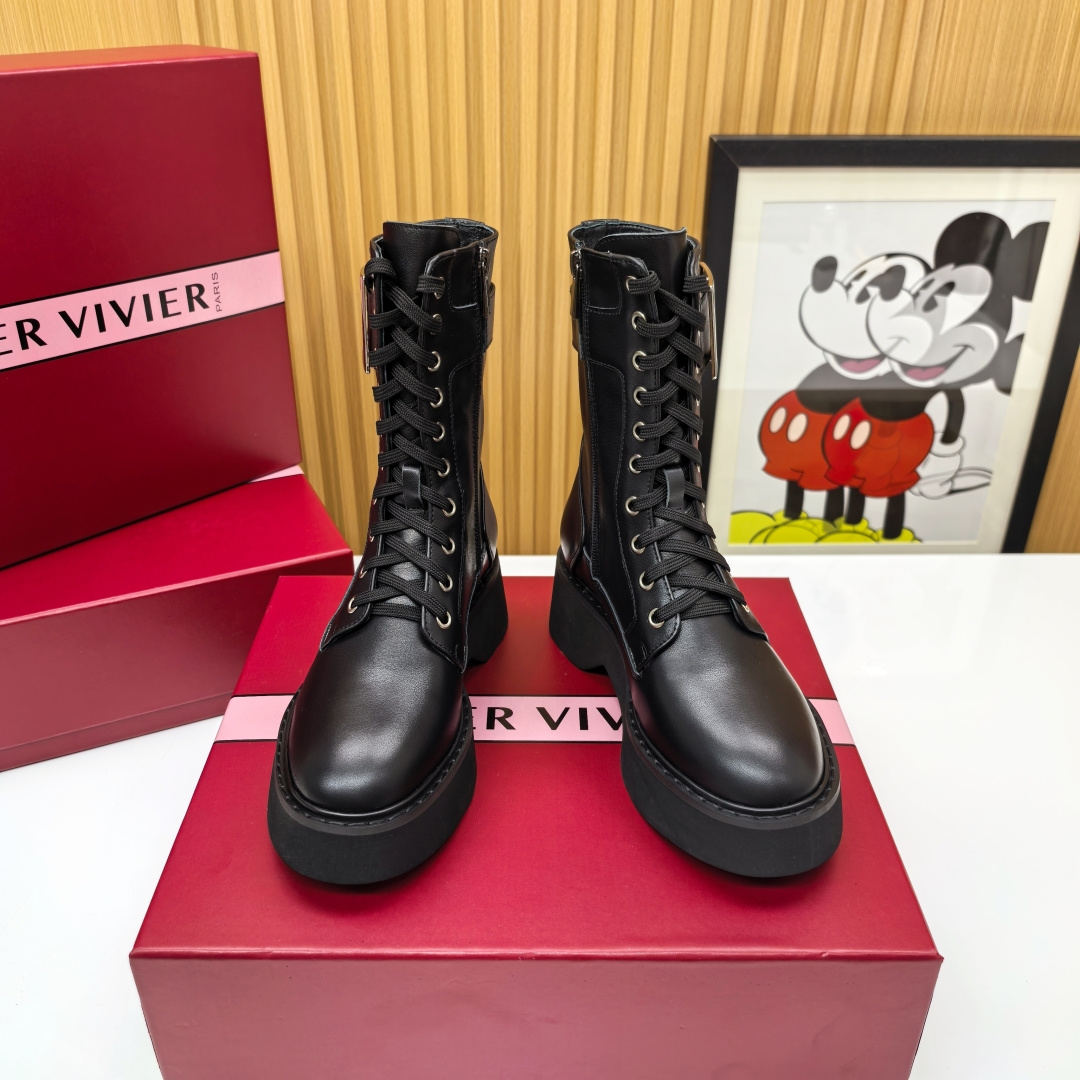 NO:613859,2025RV punk platform boots are a revolutionary debut. The 7cm three-dimensional platform sole is injected with dark genes. It is paired with a super wear-resistant velvet outsole to create an all-weather configuration. The metal zipper on the side makes a sharp cut. It completes the perfect transformation from daily life to punk in one pull. The iconic square buckle at the ankle shines with a cold light. It is like a beacon on the street corner in the middle of the night. Every step is wrapped with untamed wildness. Pair it with ripped jeans to instantly activate the rock soul.  Incorporate into a leather skirt to perform a sweet and cool reversal script, and even mix it with a suit jacket to create an amazing tension. This pair of boots can control all rebellious scenes. It is redefining the ultimate meaning of 'elegant rebellion'. The upper is open-edge beads/full-grain cowhide. The lining is mixed sheep lining. The outsole is original wear-resistant velvet outsole. Size 35-40 (40 is custom-made and cannot be returned or exchanged), boots, boots, skirts, jeans, jackets & coats, business suit, cowhide198609092025RV朋克松糕短靴颠覆登场 7cm立体松糕底注入暗黑基因 搭配超耐磨绒大底打造全天候暴走配置 侧边金属拉链划出利落切口 一拉一拽间完成从日常到朋克的完美蜕变 脚踝处标志性方形饰扣闪耀冷冽光芒 如同深夜街角的信号灯塔  让每个步伐都裹挟着未驯服的野性 搭配破洞牛仔裤瞬间激活摇滚灵魂 融入皮质短裙演绎甜酷反转剧本 甚至与西装外套混搭出惊人张力 这双能驾驭所有叛逆场景的靴子 正在重新定义「优雅反叛」的终极奥义 鞋面开边珠/全粒面牛皮 内里混种羊内里 大底原版耐磨绒大底 码数35-40（40 订做不退不换）,靴子,boots,skirts,jeans,jackets & coats,business suit,cowhide,Women's Shoes