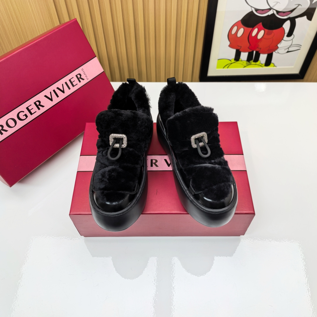 NO:613846,2025Ss RV sock boot sneakers reshape the mix-and-match aesthetic. When the wrapping feel of sock boots meets the functional genes of sneakers, the 5cm lightweight EVA outsole rebounds like stepping on clouds. The rounded shoe shape outlines a lazy and smooth outline. The material collision of suede and soft waxy lamb hair plays a duet of warmth and luxury on the winter streets. The drawstring laces are decorated with fine diamond buckles, which sparkle the stars with every step.  Upper, Australian lamb wool, lining, Australian lamb wool, outsole, original EVA foam outsole, size 35-40 (40, custom made, non-refundable, non-exchangeable), fur shoes, boots, sneakers, sheep198609092025Ss RV袜靴运动鞋重塑混搭美学 当袜靴的包裹感遇见运动鞋的机能基因 5cm轻质EVA外底如踩云端般回弹 圆润鞋型勾勒出慵懒流畅的轮廓 绒面革与软糯羊羔毛的材质对撞 在冬日街头奏响温暖与高级的二重奏 抽绳系带点缀着细碎闪钻扣 每步行走都荡起星河微光 鞋面羊京澳洲羊羔毛 内里澳洲羊羔毛 大底原版 EVA 发泡大底 码数35-40（40 订做不退不换）,毛毛鞋,boots,sneakers,sheep,Women's Shoes