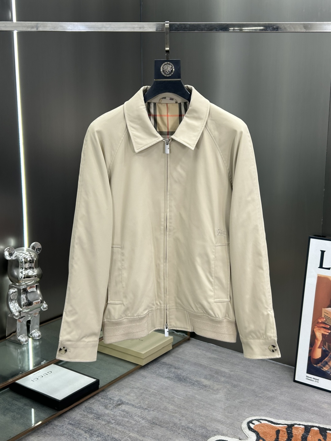 NO:862258,Burberry 2026ss early spring new release jacket, a popular spring jacket, it is comfortable and slim when worn, lazy and casual, combined with clean and simple colors, it is particularly attractive and suitable for daily wear~ Sizes M-3XL are complete in three standards, burberry, jackets & coats, jackets & coats,19860909巴宝莉 2026ss早春新款发布外套,春季爆款夹克,穿上就是舒适自在又显瘦的存在,慵懒而随性,结合干净简单的色系就特别耐看,适合日常穿着~ 尺码M-3XL 三标齐全,,burberry,jackets & coats,jackets & coats,,Men's clothing