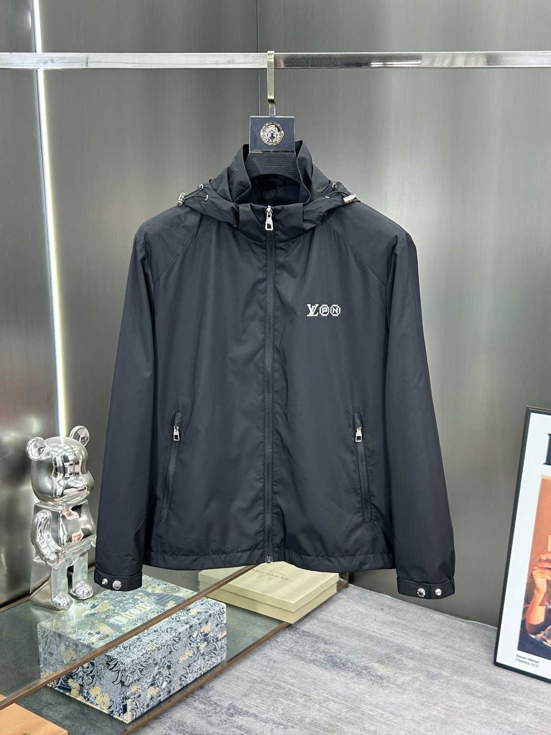 NO:952594,LV 2026 latest men's jacket# is very comfortable on the upper body, with a super delicate and soft texture. Full of gloss. It has excellent long-lasting resistance to deformation, washability, abrasion resistance, and not easy to pilling. The fabric feels skin-friendly and has strong breathability and moisture absorption properties. It feels comfortable and pleasant on the upper body, giving you the ultimate skin-friendly wearing experience!  It is both comfortable and handsome. It makes you more free and easy. The exclusive customized zipper piece embodies the elegant temperament from the details. The style is naturally quite outstanding and can be perfectly controlled for leisure and sports. This is the charm of this basic item!  !  It has pushed this style to the extreme, with a minimalist style structure, grand, natural, and highly recognizable. The upper body is absolutely unmistakable, and the matching performance is unquestionable. Moreover, this regular style and high-quality requirements can better represent your understanding of an attitude, and it is also a self-expression of fashion. Whether it is paired with casual styles or formal wear, it stands out from passers-by and presents new creative energy. The eclectic tailoring reshapes the novel high street casual style!  Size M-3XL,,louis vuitton,jackets & coats,jackets & coats,19860909LV 2026最新男士夹克外套#上身十分的舒适,质感超级的细腻且柔软.光泽度十足.具有出色的久穿不易变形、耐水洗耐磨耐穿、不易起球,面料触感亲肤,拥有极强的透气吸湿性能,上身体感舒适宜人,给你带来极致亲肤的穿着感受！既舒适又帅气. 更加的洒脱自在,独家定制的拉链片,从细节体现高雅的气质,风格自然相当的出色到位,休闲运动都可以完美的驾驭,这也是这种基础单品的魅力所在！！更是将此款推向了极致,极简的风格构造,大气,自然,辨识度高,上身绝对不会出错,搭配性能更是毫无疑问,并且这种常规款,高品质的要求更能代表你对于一个态度的认知,也是一种对于时尚的自我彰显.无论是搭配休闲款还是正式穿搭,路人中脱颖而出呈现崭新创意能量,剪裁不拘一格重塑新颖的高街休闲风！ 尺码M-3XL,,louis vuitton,jackets & coats,jackets & coats,,Men's clothing