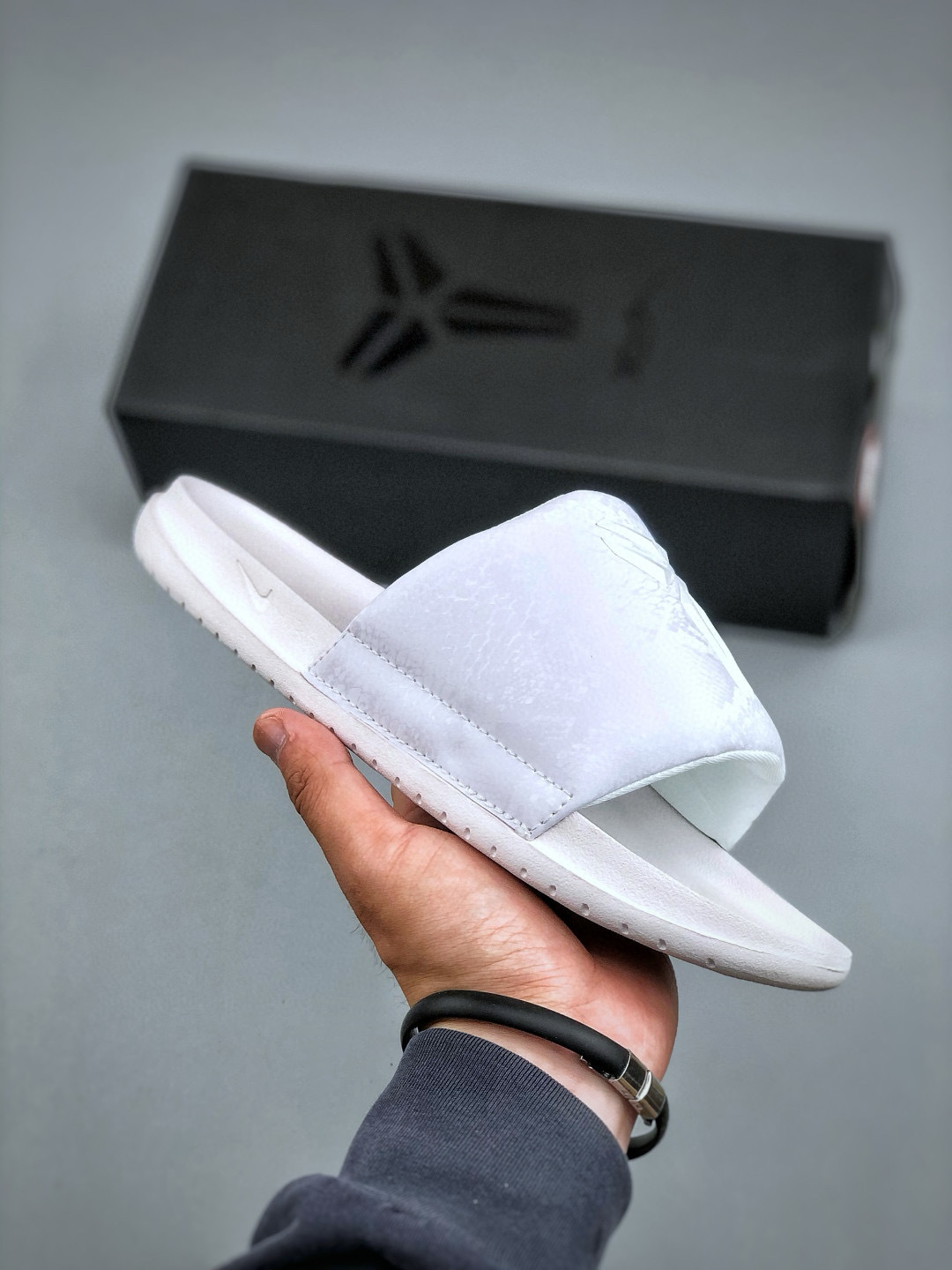 Nike Kobe Offcourt Slide 'Hyper Royal' - Comfortable and Stylish 5 cmp i1747068060443 1048 0 3