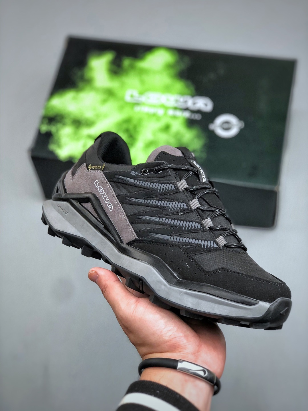 🈴 💰190   Lowa 漫游者2.0舒适运动减震防滑耐磨防水透气支撑轻便 低帮户外功能鞋男款
Lowa是德国知名户外运动鞋品牌，1923年创立于德国南部巴伐利亚。依托百年专业制鞋经验，精挑细选全球优质材料，配合世界级专业鞋底，辅以十余项专利技术及全球领先足部舒适系统，为每位消费者精心打造每一双高品质户外鞋。 
尺码:  37-45