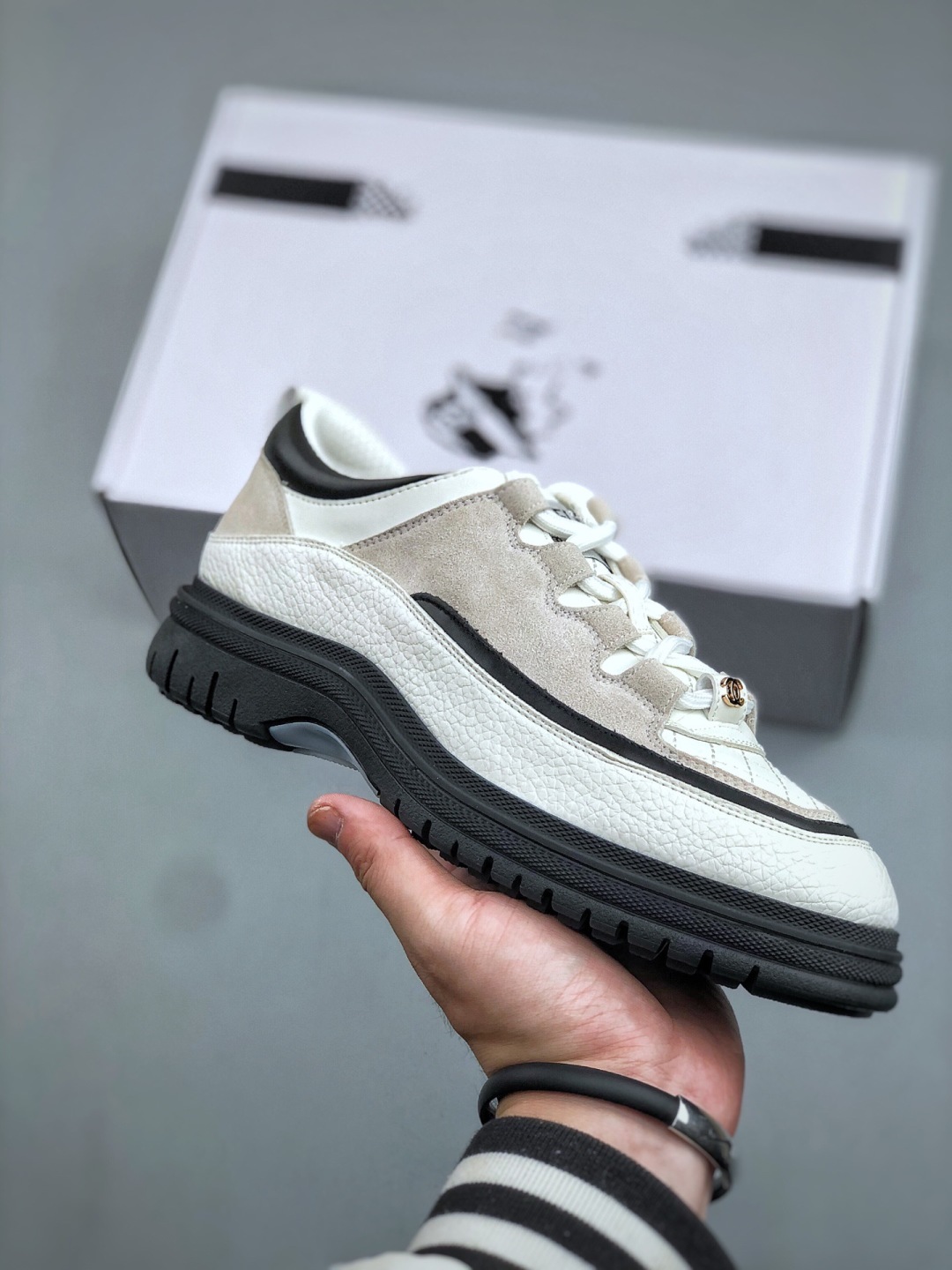 🈴 💰 290
Chanel香奈儿最新25C休闲运动鞋,
堪称本季“恨不得焊在脚上”的仙女款。
它巧妙融合了轻英伦风的时尚方圆头与柔和菱格元素,
演绎出1+1大于3的飒爽自然气质。
鞋身采用定制进口荔枝纹小牛皮与磨砂内里,
配合原版开模五金及TPU大底,在低调高级的经典撞色中,
完美兼顾超级舒适的穿着感与百搭率性的时髦度。
尺码:35 36 37 38 39 40