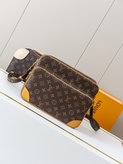 Louis Vuitton Monogram Canvas Crossbody Bag, Vintage Style, 28x20x12 cm 1 Louis Vuitton Monogram Canvas Crossbody Bag, Vintage Style, 28x20x12 cm