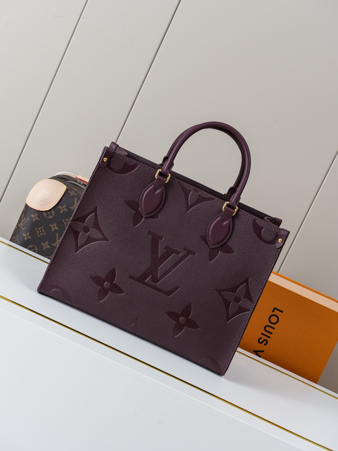 P530 [Chip dinámico 163c01] M12967 top morado pedido original [Foto real de fondo exclusiva] Este bolso mediano OnTheGo…
