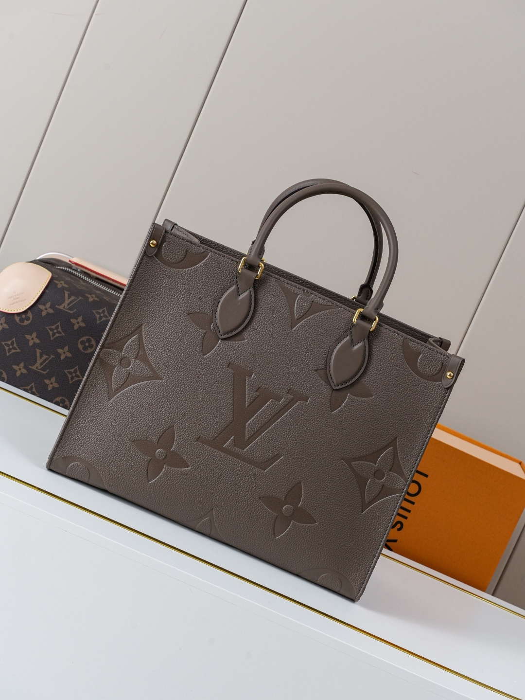 P530 [Chip dinámico 163c01] M25523 Marrón café Orden original superior [Foto real de fondo exclusiva] Este bolso Tote m…