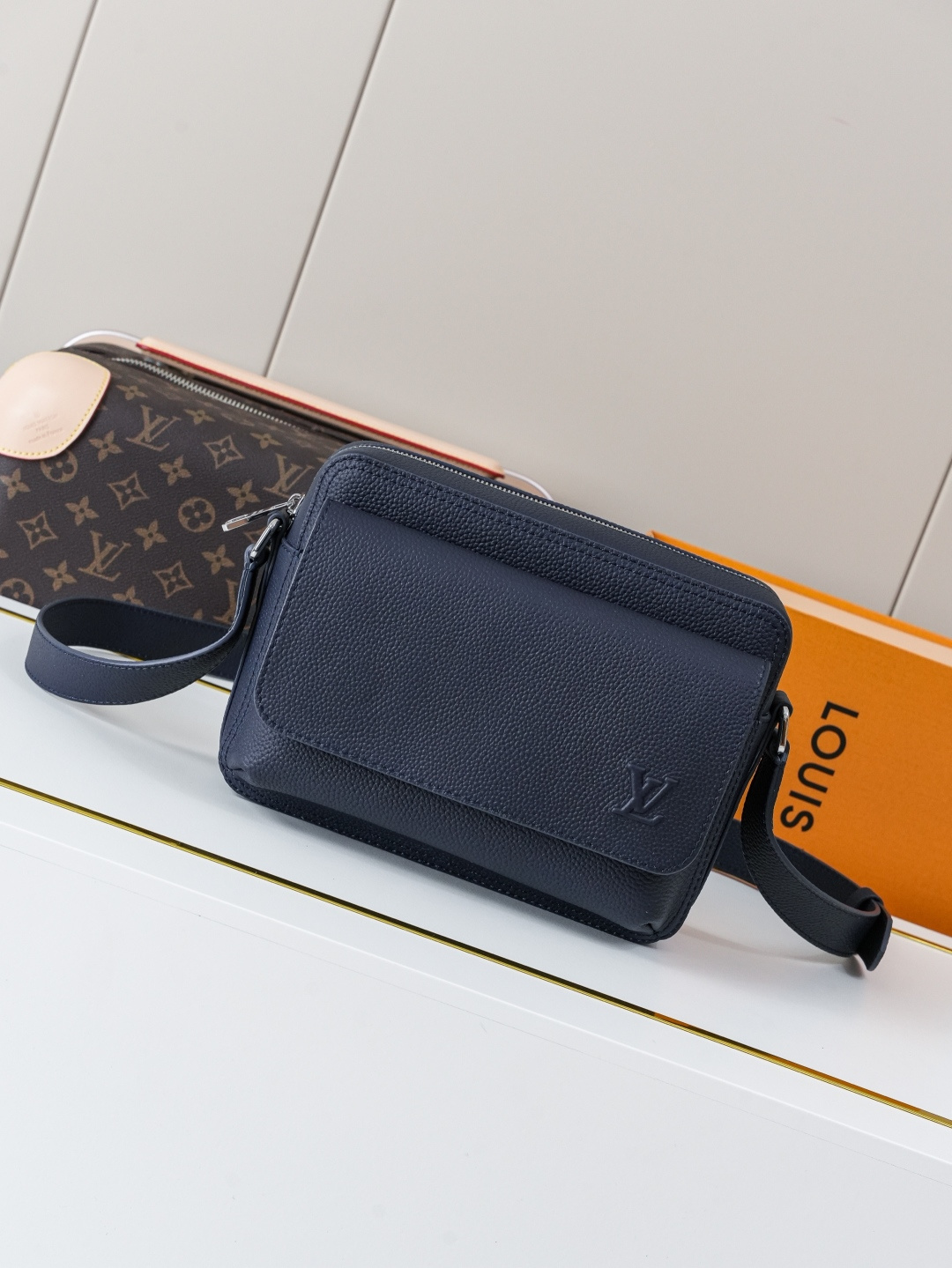 P480 [Chip dinámico 163c01] M15260 azul Orden original superior [Foto real de fondo exclusiva] La bolsa de mensajero Bo…
