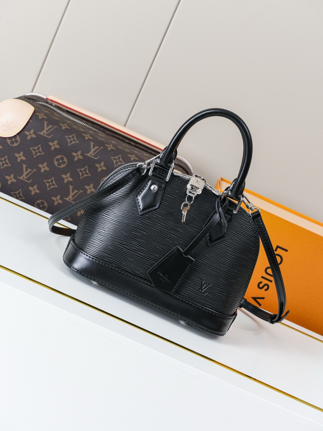 P530 [Chip dinámico 163c01] M24645 patrón de cruz negra Orden original superior [Foto de fondo exclusiva] Este bolso Al…