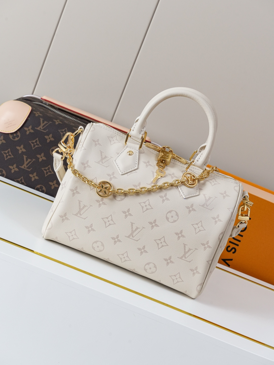 P580 [Chip dinámico 163c01] M26690 Blanco Top pedido original [Foto real de fondo exclusiva] Este bolso Speedy Bandouli…