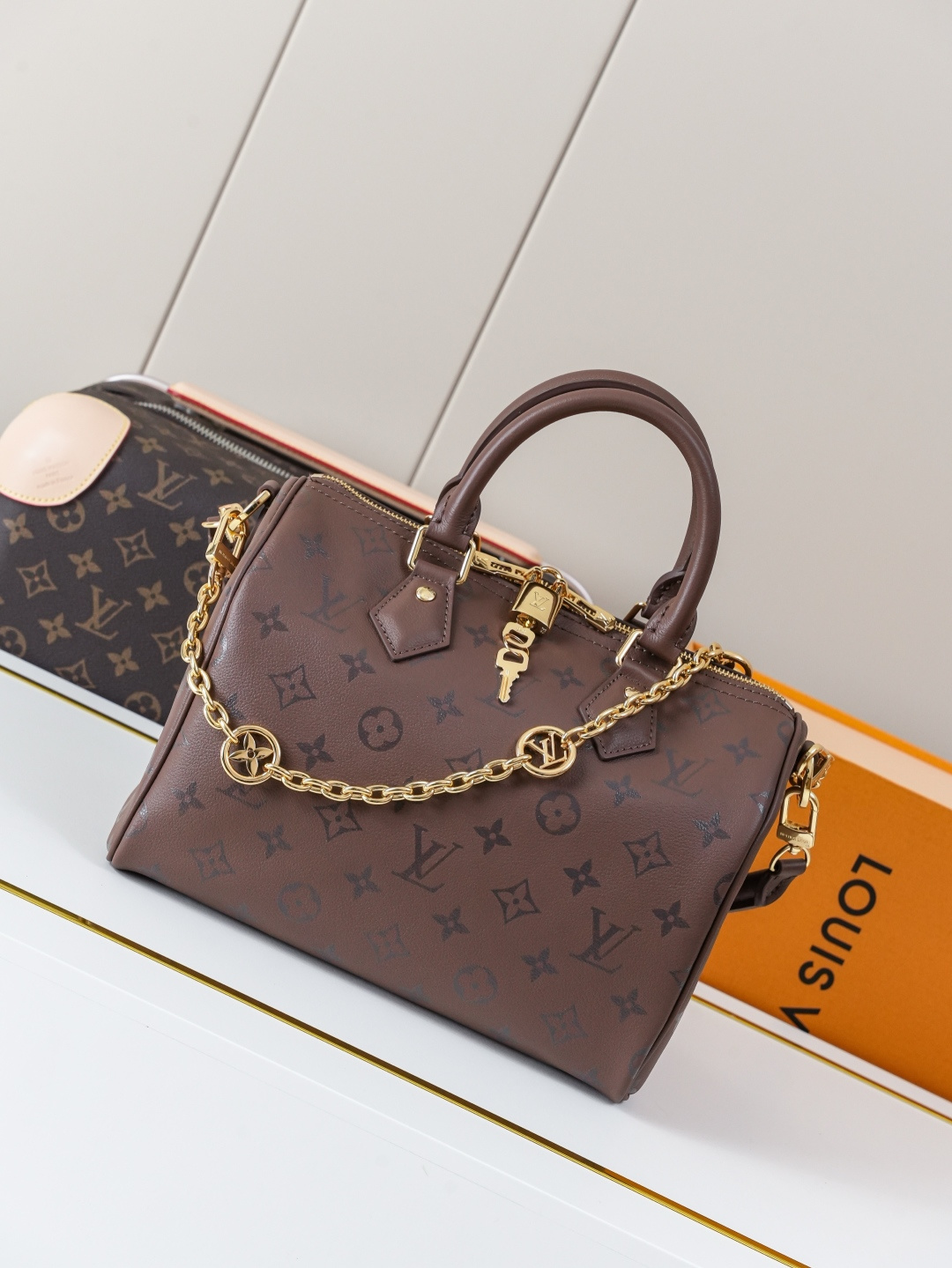 P580 [Chip dinámico 163c01] M26691 Pedido original de Tan Top [Foto de fondo exclusiva] Este bolso Speedy Bandoulière 2…