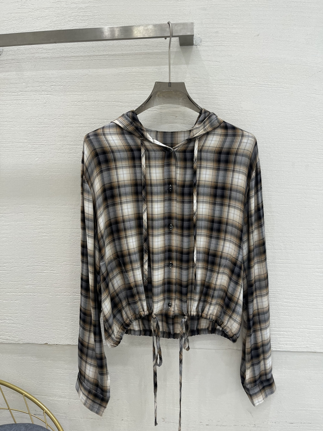 NO:886578,Does it look normal when laid flat?  !  It looks really good on me!  !  !  The loose and loose version is matched with a transparent cotton and linen plaid, and the upper body has a 'sense of silhouette' and 'a sense of breathing'!  It has a strong visual sense of 'looseness' and is extremely comfortable and comfortable. It can be worn alone every day, or as a light jacket with a strong silhouette. When the sun is hot in summer, it is perfect to wear as a sun protection shirt!  ,,jackets & coats,19860909平铺看着一般吧？！穿上真的贼好看！！！ 宽宽松松的版型,搭配通透的棉麻格纹,上身自带“廓形感”和“呼吸感”！ 视觉上有很强烈的“松落感”,格外舒适自在~日常可以单穿,或者作为廓形感较强的轻薄外套 夏天阳光毒辣的时候,当防晒衫穿再适合不过了！,,jackets & coats,,Women's clothing
