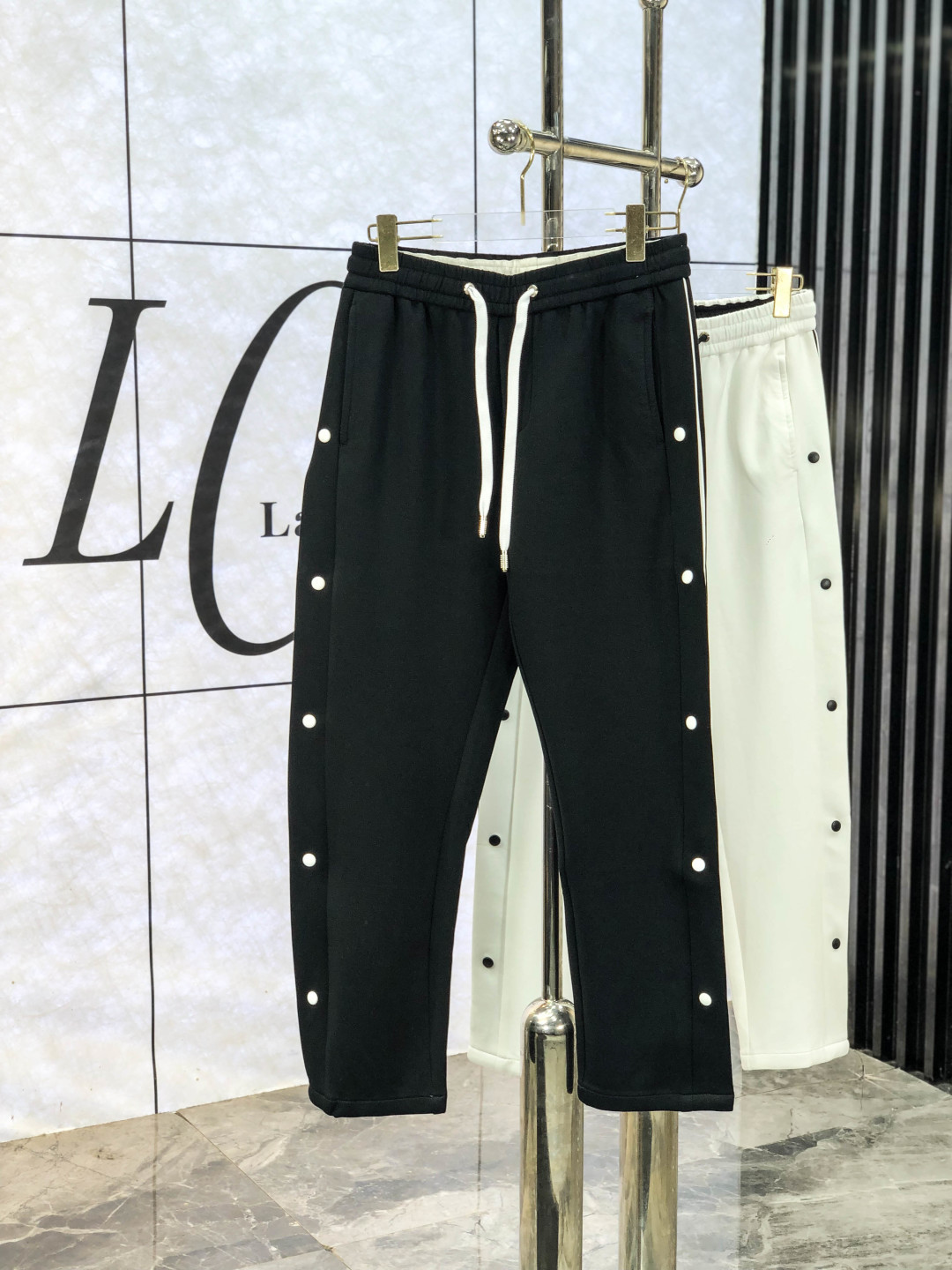 NO:597658,.Lv.25 new autumn and winter counter products are on the market at the same time. High-quality fashionable casual pants made from original orders. Super versatile. Exclusively customized fabrics, delicate and soft to the touch, comfortable to the body, and super stylish on the upper body! The latest hardware accessories from the original customized counter. Super beautiful shape, long upper body and slender legs, m8 lining and impeccable wiring. It can be attended to any occasion. Once again, the fabric is very classy! Code number 29-38.,,louis vuitton,alexander wang19860909.Lv.25年秋冬专柜新品同步上市.原单订制高品质时尚休闲裤.超级百搭款.独家定制面料,手感细腻柔软,贴身舒适,上身超有型！原版定制专柜最新五金辅料.超靓版型、上身显腿修长,m8內里,走线都无可挑剔,任何场合都可出席,再次强调面料非常非常显档次！码数29-38.,,louis vuitton,alexander wang,Men's clothing