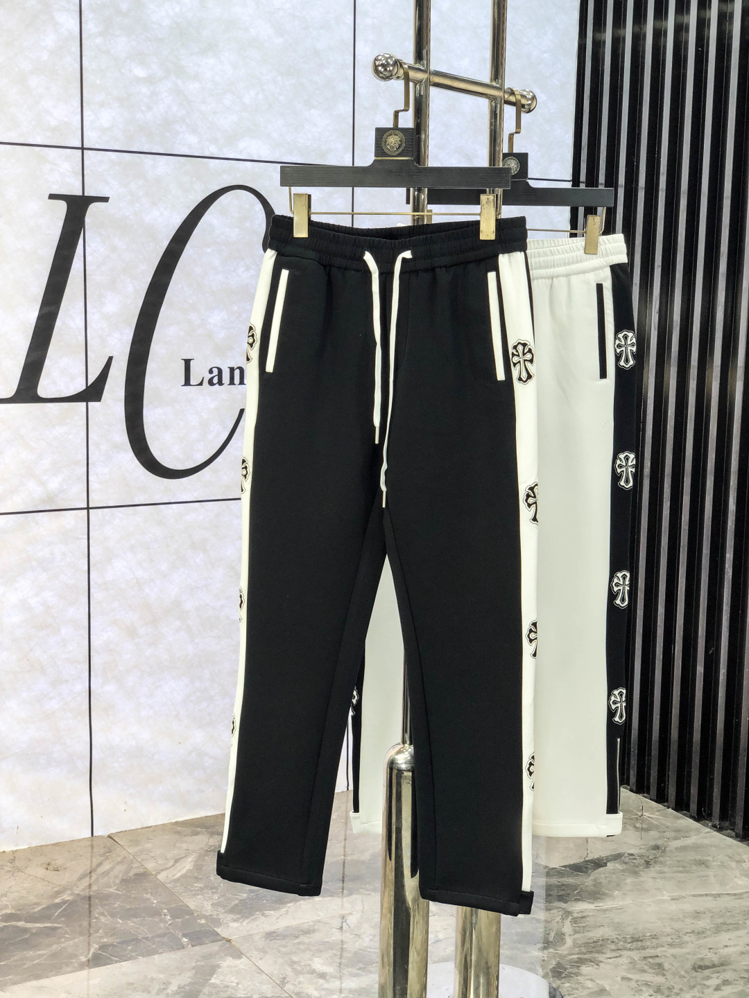 NO:597661,.Croxin. The new products of the 25th autumn and winter counters are launched simultaneously. High-quality fashionable casual pants made from original orders. Super versatile. Exclusively customized fabrics, with a delicate and soft feel, comfortable close-fitting, and a super stylish upper body! The latest hardware accessories from the original customized counter. Super beautiful shape, long upper body and slender legs, m8 lining and impeccable wiring. It can be attended to any occasion. Once again, the fabric is very classy! Code number 29-38.,,chrome hearts,alexander wang19860909.克罗心.25年秋冬专柜新品同步上市.原单订制高品质时尚休闲裤.超级百搭款.独家定制面料,手感细腻柔软,贴身舒适,上身超有型！原版定制专柜最新五金辅料.超靓版型、上身显腿修长,m8內里,走线都无可挑剔,任何场合都可出席,再次强调面料非常非常显档次！码数29-38.,,chrome hearts,alexander wang,Men's clothing