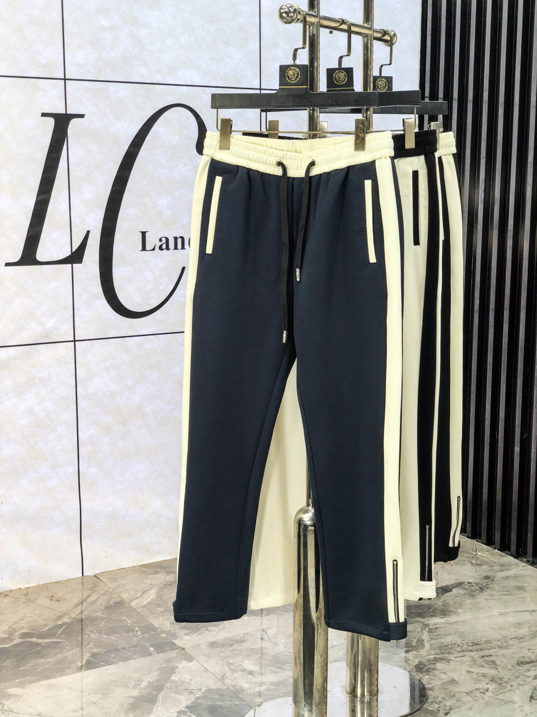 NO:597664,. Meng Mouth. New products in the 25th autumn and winter counters are launched simultaneously. High-quality fashionable casual pants made from original orders. Super versatile. Exclusively customized fabrics, soft and delicate feel, comfortable next to the body, and super stylish on the upper body! The latest hardware accessories from the original customized counter. Super beautiful shape, long upper body and slender legs, m8 lining and impeccable wiring. It can be attended to any occasion. Once again, the fabric is very classy! Size 29-38.,,Moncler,alexander wang19860909.蒙口.25年秋冬专柜新品同步上市.原单订制高品质时尚休闲裤.超级百搭款.独家定制面料,手感细腻柔软,贴身舒适,上身超有型！原版定制专柜最新五金辅料.超靓版型、上身显腿修长,m8內里,走线都无可挑剔,任何场合都可出席,再次强调面料非常非常显档次！码数29-38.,,Moncler,alexander wang,Men's clothing