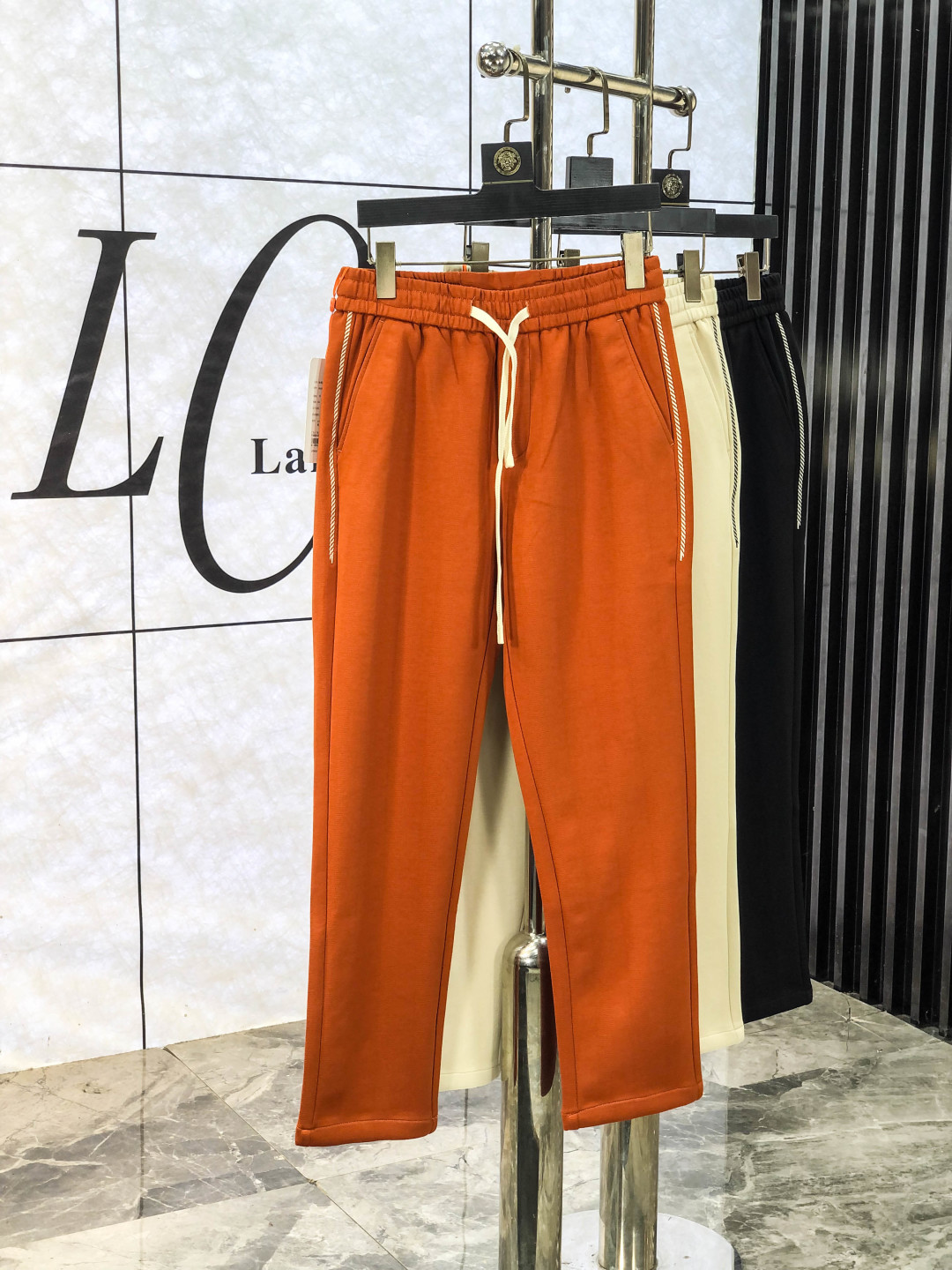 NO:597667,.Céline. The new products of 2025 autumn and winter counters are launched simultaneously. High-quality fashionable casual pants made from original orders. Super versatile. Exclusively customized fabrics, soft and delicate feel, comfortable to the body, and super stylish on the upper body! The latest hardware accessories from the original customized counter. Super beautiful shape, long upper body and slender legs, m8 lining and impeccable wiring. It can be attended to any occasion. Once again, the fabric is very classy! Code number 29-38.,,celine,alexander wang19860909.赛琳.25年秋冬专柜新品同步上市.原单订制高品质时尚休闲裤.超级百搭款.独家定制面料,手感细腻柔软,贴身舒适,上身超有型！原版定制专柜最新五金辅料.超靓版型、上身显腿修长,m8內里,走线都无可挑剔,任何场合都可出席,再次强调面料非常非常显档次！码数29-38.,,celine,alexander wang,Men's clothing