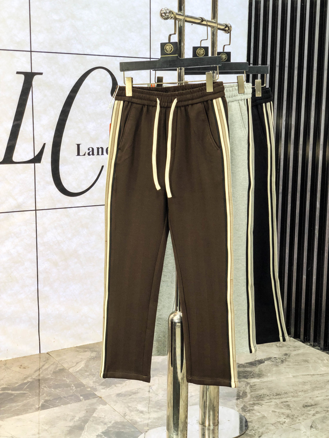 NO:597670,.miumiu.25 new autumn and winter counter products are on the market at the same time. High-quality fashionable casual pants made from original orders. Super versatile. Exclusively customized fabrics, delicate and soft to the touch, comfortable next to the body, and super stylish on the upper body! The latest hardware accessories from the original customized counter. Super beautiful shape, long upper body and slender legs, m8 lining and impeccable wiring. It can be attended to any occasion. Once again, the fabric is very classy! Code number 29-38.,,miumiu,alexander wang19860909.miumiu.25年秋冬专柜新品同步上市.原单订制高品质时尚休闲裤.超级百搭款.独家定制面料,手感细腻柔软,贴身舒适,上身超有型！原版定制专柜最新五金辅料.超靓版型、上身显腿修长,m8內里,走线都无可挑剔,任何场合都可出席,再次强调面料非常非常显档次！码数29-38.,,miumiu,alexander wang,Men's clothing