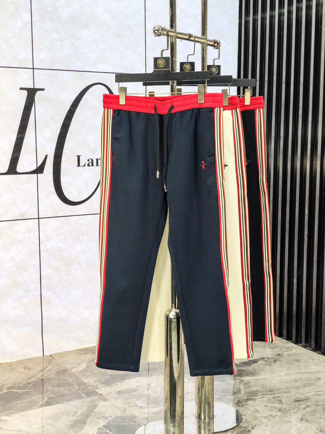 NO:597673,.Gucci.25 new autumn and winter counter products are launched simultaneously. High-quality fashionable casual pants made from original orders. Super versatile. Exclusively customized fabrics, soft and delicate feel, comfortable next to the body, and super stylish on the upper body! The latest hardware accessories from the original customized counter. Super beautiful shape, long upper body and slender legs, m8 lining and impeccable wiring. It can be attended to any occasion. Once again, the fabric is very classy! Code number 29-38.,,gucci,alexander wang19860909.Gucci.25年秋冬专柜新品同步上市.原单订制高品质时尚休闲裤.超级百搭款.独家定制面料,手感细腻柔软,贴身舒适,上身超有型！原版定制专柜最新五金辅料.超靓版型、上身显腿修长,m8內里,走线都无可挑剔,任何场合都可出席,再次强调面料非常非常显档次！码数29-38.,,gucci,alexander wang,Men's clothing