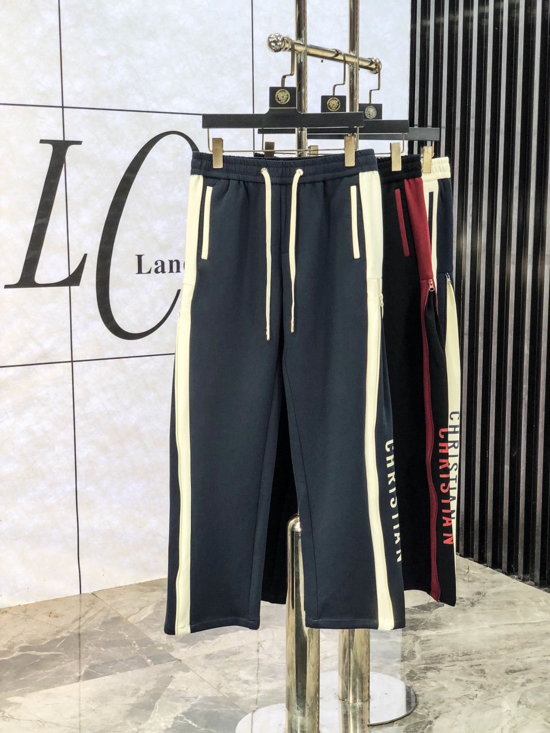 NO:597674,.Dior.25 new autumn and winter counter products are launched at the same time. High-quality fashionable casual pants made from original orders. Super versatile. Exclusively customized fabrics, delicate and soft to the touch, comfortable to the body, and super stylish on the upper body! The latest hardware accessories from the original customized counter. Super beautiful shape, long upper body and slender legs, m8 lining and impeccable wiring. It can be attended to any occasion. Once again, the fabric is very classy! Code number 29-38.,,dior,alexander wang19860909.Dior.25年秋冬专柜新品同步上市.原单订制高品质时尚休闲裤.超级百搭款.独家定制面料,手感细腻柔软,贴身舒适,上身超有型！原版定制专柜最新五金辅料.超靓版型、上身显腿修长,m8內里,走线都无可挑剔,任何场合都可出席,再次强调面料非常非常显档次！码数29-38.,,dior,alexander wang,Men's clothing