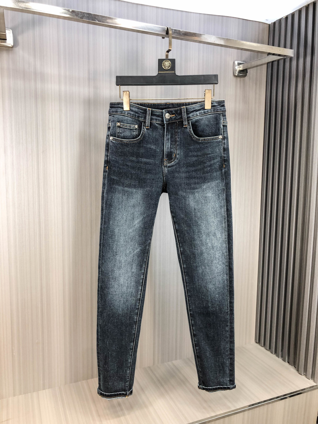 NO:651111,.Croxin. 2025 autumn and winter high fashion sense, super soft denim fabric, light-colored washed jeans. The fabric is very special, ultra-fine fine imitation cotton yarn blend, super soft and comfortable. It has the casual and casual feeling of denim, but also has a sense of relaxation and fashion. The cloth surface is refreshing, slightly elastic, super soft and can be worn for a long time. The whole pair of pants is made of traditional hand-rubbing technology, and is naturally stone-washed with light fermentation water. The details are exquisite. Size 29-38, chrome  hearts,jeans,alexander wang19860909.克罗心.2025秋冬高级时装感,超柔牛仔面料 , 浅色洗水牛仔裤. 面料很特殊,超细精仿棉纱混纺,超柔舒适感. 具备牛仔随性感 ,休闲感 ,5亦有轻松感 ,时尚感. 布面清爽,微弹力,超柔穿着时间长, 整条裤子全传统手擦工艺,自然石磨轻酵洗水.细节精致感. 尺码29-38,,chrome hearts,jeans,alexander wang,Men's clothing