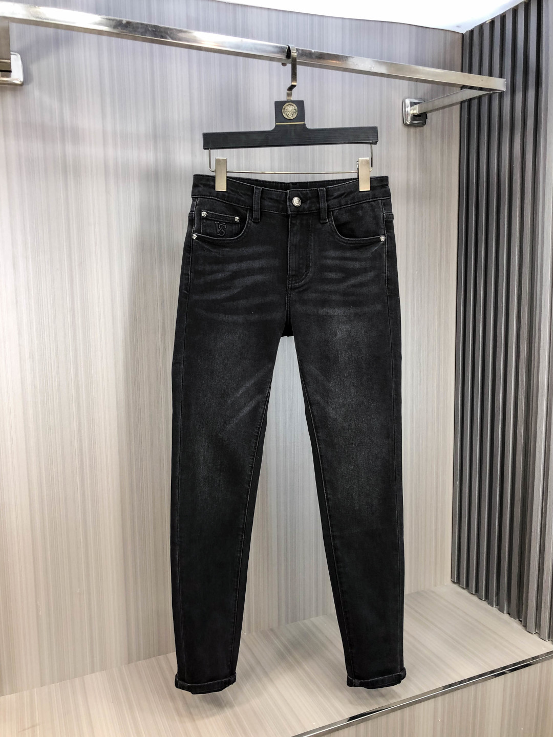 NO:651119,.Versace. 2025 autumn and winter high fashion sense, super soft denim fabric, light-colored washed jeans. The fabric is very special, ultra-fine fine imitation cotton yarn blend, super soft and comfortable. It has the casual and casual feeling of denim, but also has a sense of relaxation and fashion. The cloth surface is refreshing, slightly elastic, super soft and can be worn for a long time. The whole pair of pants is made of traditional hand-rubbing technology, and is washed with natural stone and light fermentation. The details are exquisite.  Size 29-38,,versace,jeans,alexander wang19860909.范思哲.2025秋冬高级时装感,超柔牛仔面料 , 浅色洗水牛仔裤. 面料很特殊,超细精仿棉纱混纺,超柔舒适感. 具备牛仔随性感 ,休闲感 ,5亦有轻松感 ,时尚感. 布面清爽,微弹力,超柔穿着时间长, 整条裤子全传统手擦工艺,自然石磨轻酵洗水.细节精致感. 尺码29-38,,versace,jeans,alexander wang,Men's clothing