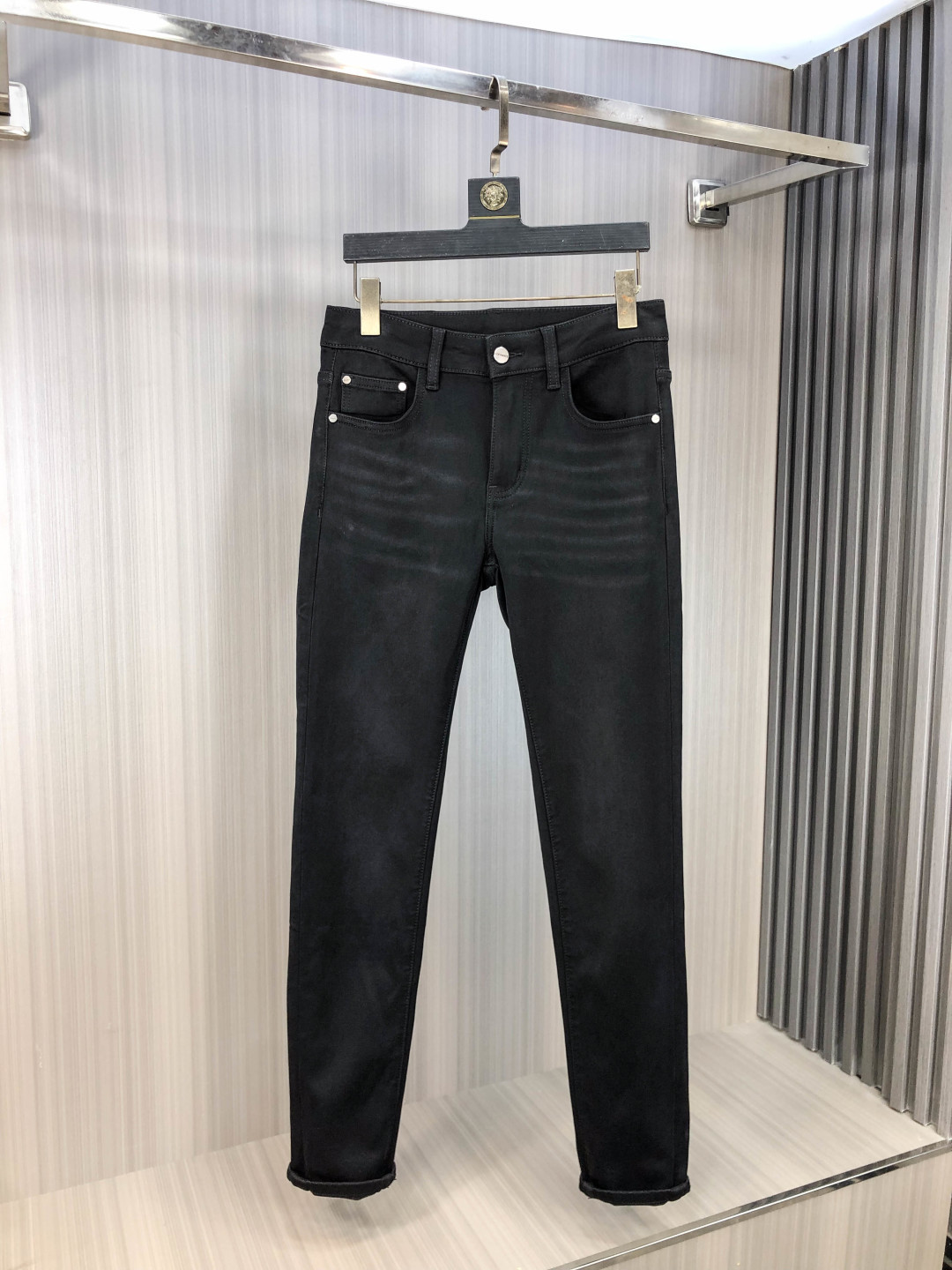 NO:651045,.LULu.2025 autumn and winter high fashion style, super soft denim fabric, light-colored washed jeans. The fabric is very special, ultra-fine fine imitation cotton yarn blend, super soft and comfortable. It has the casual and casual feel of denim, but also has a sense of relaxation and fashion. The fabric surface is refreshing, slightly elastic, super soft and can be worn for a long time. The whole pair of pants is made of traditional hand-rubbing technology, and is washed with natural stone and light fermentation. The details are exquisite.  Size 29-38,,jeans,alexander wang19860909.LULu.2025秋冬高级时装感,超柔牛仔面料 , 浅色洗水牛仔裤. 面料很特殊,超细精仿棉纱混纺,超柔舒适感. 具备牛仔随性感 ,休闲感 ,5亦有轻松感 ,时尚感. 布面清爽,微弹力,超柔穿着时间长, 整条裤子全传统手擦工艺,自然石磨轻酵洗水.细节精致感. 尺码29-38,,jeans,alexander wang,Men's clothing