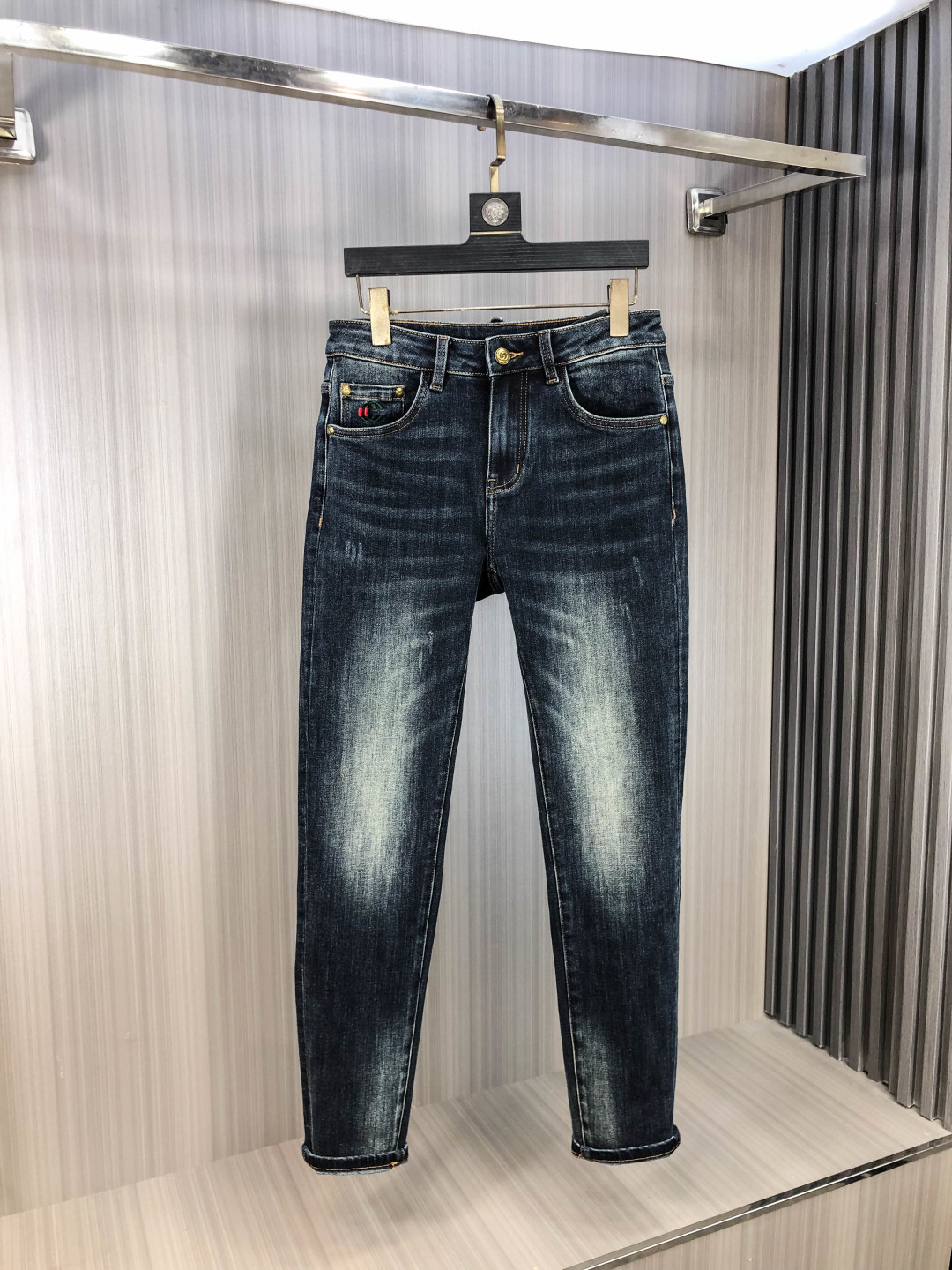 NO:651053,.Gucci.2025 Autumn and Winter high fashion sense, super soft denim fabric, light-colored washed jeans. The fabric is very special, ultra-fine fine imitation cotton yarn blend, super soft and comfortable. It has the casual and casual feel of denim, but also has a sense of relaxation and fashion. The fabric surface is refreshing, slightly elastic, super soft and can be worn for a long time. The entire pair of pants is made of traditional hand-rubbing technology, and is washed with natural stone and light fermentation. The details are exquisite.  Size 29-38,,gucci,jeans,alexander wang19860909.Gucci.2025秋冬高级时装感,超柔牛仔面料 , 浅色洗水牛仔裤. 面料很特殊,超细精仿棉纱混纺,超柔舒适感. 具备牛仔随性感 ,休闲感 ,5亦有轻松感 ,时尚感. 布面清爽,微弹力,超柔穿着时间长, 整条裤子全传统手擦工艺,自然石磨轻酵洗水.细节精致感. 尺码29-38,,gucci,jeans,alexander wang,Men's clothing