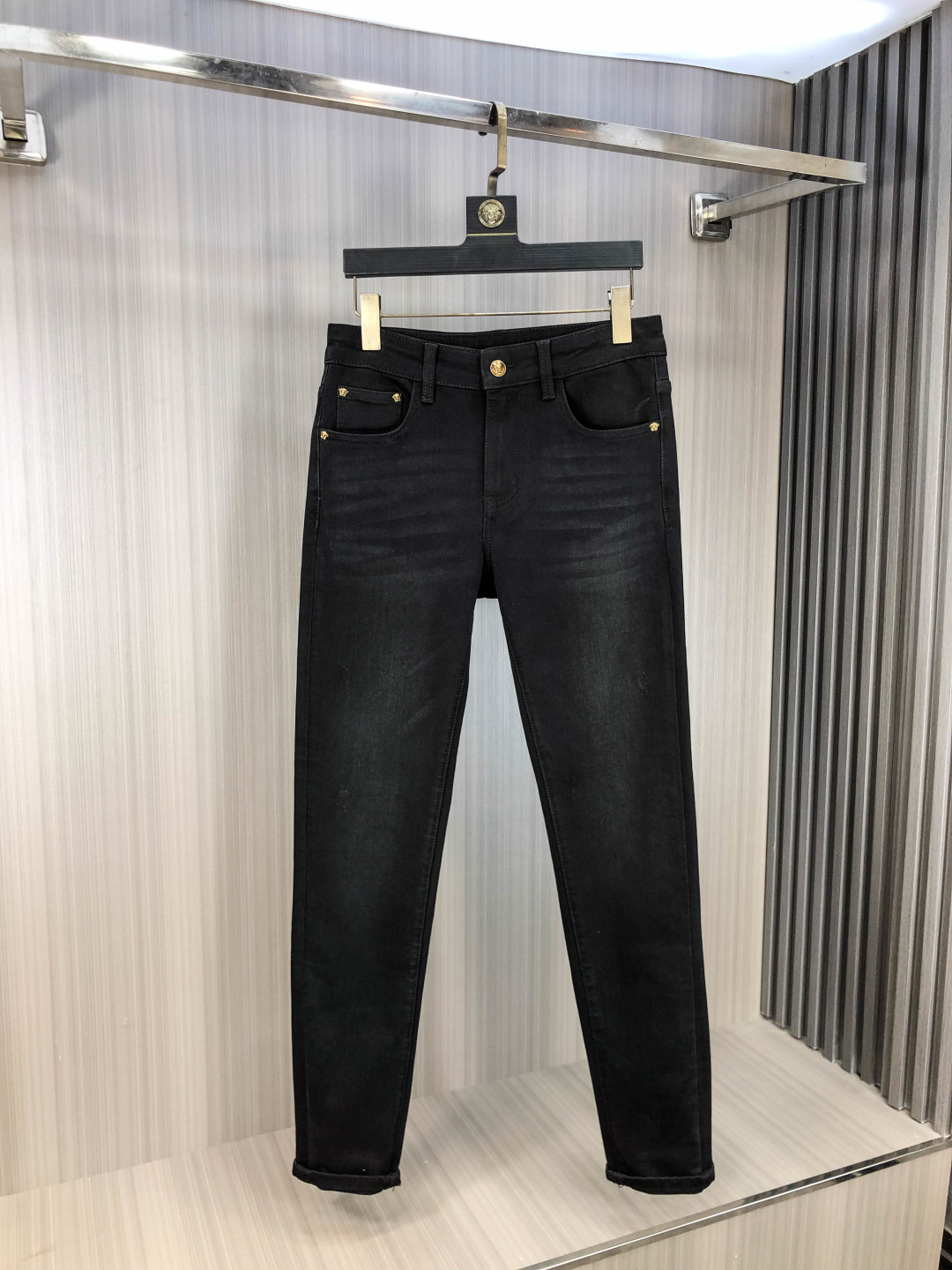 NO:651061,. Versace. 2025 autumn and winter high fashion sense, super soft denim fabric, light-colored washed jeans. The fabric is very special, ultra-fine fine imitation cotton yarn blend, super soft and comfortable. It has the casual and casual feeling of denim, but also has a sense of relaxation and fashion. The cloth surface is refreshing, slightly elastic, super soft and can be worn for a long time. The whole pair of pants is made of traditional hand-rubbing technology, and is washed with natural stone and light fermentation. The details are exquisite.  Size 29-38,,versace,jeans,alexander wang19860909.范思哲.2025秋冬高级时装感,超柔牛仔面料 , 浅色洗水牛仔裤. 面料很特殊,超细精仿棉纱混纺,超柔舒适感. 具备牛仔随性感 ,休闲感 ,5亦有轻松感 ,时尚感. 布面清爽,微弹力,超柔穿着时间长, 整条裤子全传统手擦工艺,自然石磨轻酵洗水.细节精致感. 尺码29-38,,versace,jeans,alexander wang,Men's clothing