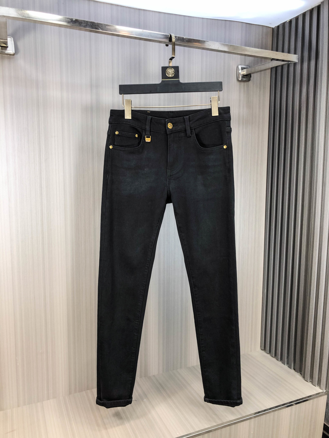 NO:651069,.Burberry. 2025 Autumn and Winter high fashion feel, super soft denim fabric, light-colored washed jeans. The fabric is very special, ultra-fine fine imitation cotton yarn blend, super soft and comfortable. It has the casual and casual feeling of denim, but also has a sense of relaxation and fashion. The cloth surface is refreshing, slightly elastic, super soft and can be worn for a long time. The whole pair of pants is made of traditional hand-rubbing technology, and is washed with natural stone and light fermentation. The details are exquisite.  Size 29-38,,burberry,jeans,alexander wang19860909.巴宝莉.2025秋冬高级时装感,超柔牛仔面料 , 浅色洗水牛仔裤. 面料很特殊,超细精仿棉纱混纺,超柔舒适感. 具备牛仔随性感 ,休闲感 ,5亦有轻松感 ,时尚感. 布面清爽,微弹力,超柔穿着时间长, 整条裤子全传统手擦工艺,自然石磨轻酵洗水.细节精致感. 尺码29-38,,burberry,jeans,alexander wang,Men's clothing