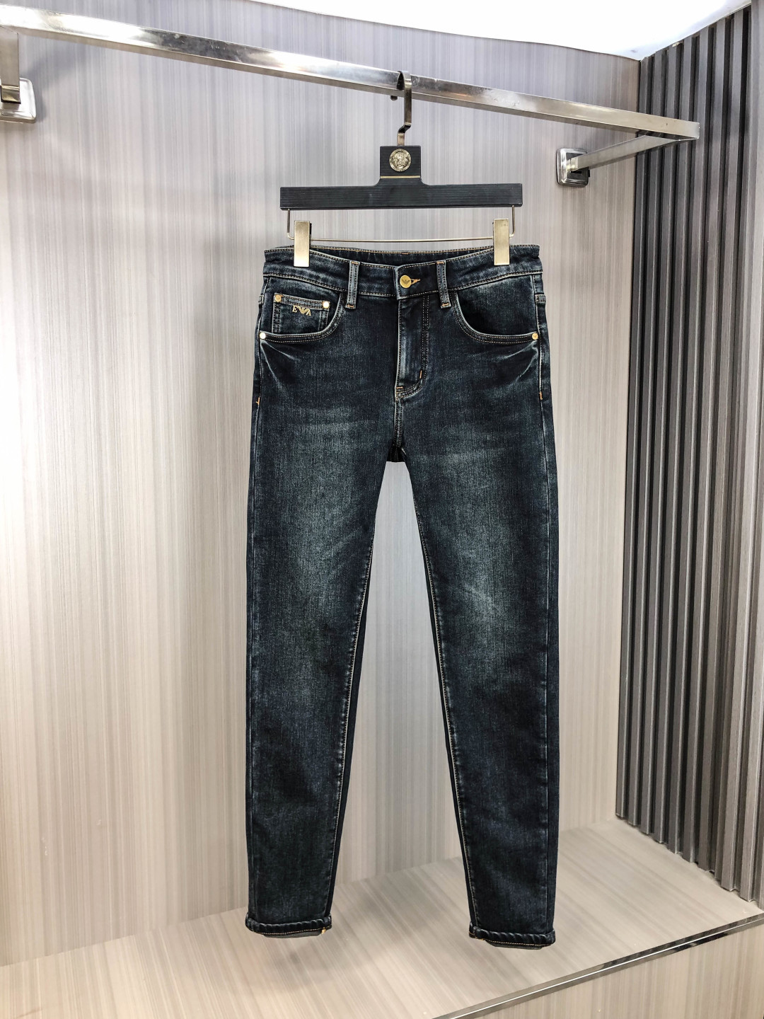 NO:651077,.Armani. 2025 autumn and winter high fashion sense, super soft denim fabric, light-colored washed jeans. The fabric is very special, ultra-fine fine imitation cotton yarn blend, super soft and comfortable. It has the casual and casual feeling of denim, but also has a sense of relaxation and fashion. The cloth surface is refreshing, slightly elastic, super soft and can be worn for a long time. The whole pair of pants is made of traditional hand-rubbing technology, and is washed with natural stone and light fermentation. The details are exquisite.  Size 29-38,,armani,jeans,alexander wang19860909.阿玛尼.2025秋冬高级时装感,超柔牛仔面料 , 浅色洗水牛仔裤. 面料很特殊,超细精仿棉纱混纺,超柔舒适感. 具备牛仔随性感 ,休闲感 ,5亦有轻松感 ,时尚感. 布面清爽,微弹力,超柔穿着时间长, 整条裤子全传统手擦工艺,自然石磨轻酵洗水.细节精致感. 尺码29-38,,armani,jeans,alexander wang,Men's clothing