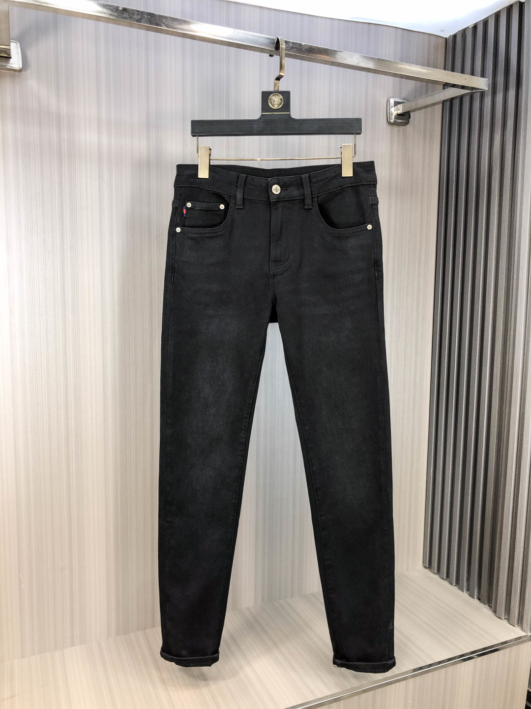 NO:651086,.Gucci.2025 Autumn and Winter high fashion sense, super soft denim fabric, light-colored washed jeans. The fabric is very special, ultra-fine fine imitation cotton yarn blend, super soft and comfortable. It has the casual and casual feel of denim, but also has a sense of relaxation and fashion. The fabric surface is refreshing, slightly elastic, super soft and can be worn for a long time. The entire pair of pants is made of traditional hand-rubbing technology, and is washed with natural stone and light fermentation. The details are exquisite.  Size 29-38,,gucci,jeans,alexander wang19860909.Gucci.2025秋冬高级时装感,超柔牛仔面料 , 浅色洗水牛仔裤. 面料很特殊,超细精仿棉纱混纺,超柔舒适感. 具备牛仔随性感 ,休闲感 ,5亦有轻松感 ,时尚感. 布面清爽,微弹力,超柔穿着时间长, 整条裤子全传统手擦工艺,自然石磨轻酵洗水.细节精致感. 尺码29-38,,gucci,jeans,alexander wang,Men's clothing