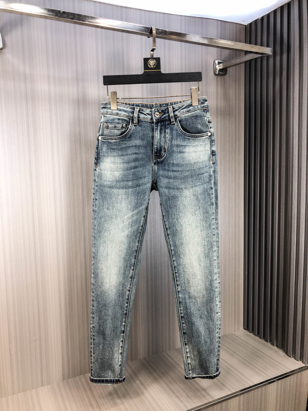 NO:651094,.Armani. 2025 autumn and winter high fashion sense, super soft denim fabric, light-colored washed jeans. The fabric is very special, ultra-fine fine imitation cotton yarn blend, super soft and comfortable. It has the casual and casual feeling of denim, but also has a sense of relaxation and fashion. The cloth surface is refreshing, slightly elastic, super soft and can be worn for a long time. The whole pair of pants is made of traditional hand-rubbing technology, and is washed with natural stone and light fermentation. The details are exquisite.  Size 29-38,,armani,jeans,alexander wang19860909.阿玛尼.2025秋冬高级时装感,超柔牛仔面料 , 浅色洗水牛仔裤. 面料很特殊,超细精仿棉纱混纺,超柔舒适感. 具备牛仔随性感 ,休闲感 ,5亦有轻松感 ,时尚感. 布面清爽,微弹力,超柔穿着时间长, 整条裤子全传统手擦工艺,自然石磨轻酵洗水.细节精致感. 尺码29-38,,armani,jeans,alexander wang,Men's clothing