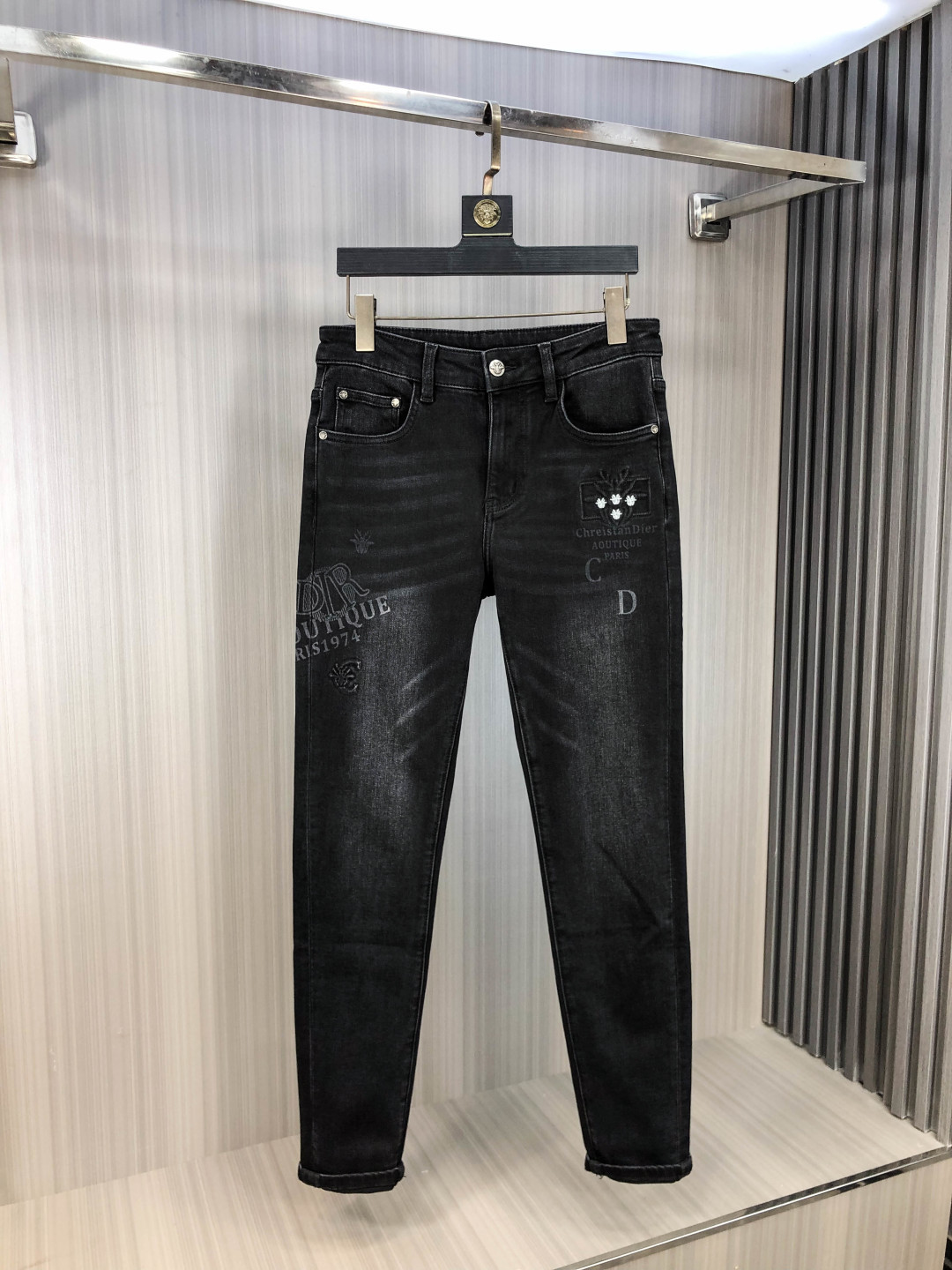 NO:651112,.Dior.2025 Autumn and Winter high fashion sense, super soft denim fabric, light-colored washed jeans. The fabric is very special, ultra-fine fine imitation cotton yarn blend, super soft and comfortable. It has the casual and casual feel of denim, but also has a sense of relaxation and fashion. The fabric surface is refreshing, slightly elastic, super soft and can be worn for a long time. The whole pair of trousers is made of traditional hand-rubbing technology, and is washed with natural stone and light fermentation. The details are exquisite.  Size 29-38,,dior,jeans,alexander wang19860909.Dior.2025秋冬高级时装感,超柔牛仔面料 , 浅色洗水牛仔裤. 面料很特殊,超细精仿棉纱混纺,超柔舒适感. 具备牛仔随性感 ,休闲感 ,5亦有轻松感 ,时尚感. 布面清爽,微弹力,超柔穿着时间长, 整条裤子全传统手擦工艺,自然石磨轻酵洗水.细节精致感. 尺码29-38,,dior,jeans,alexander wang,Men's clothing