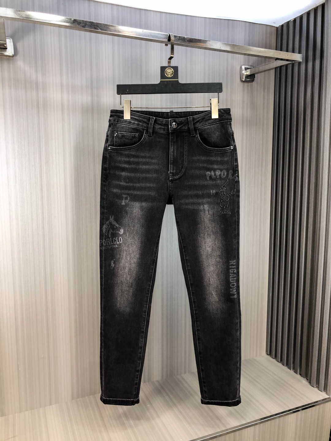 NO:651120,.Ralph Lauren. 2025 autumn and winter high fashion sense, super soft denim fabric, light-colored washed jeans. The fabric is very special, ultra-fine fine imitation cotton yarn blend, super soft and comfortable. It has the casual and casual feeling of denim, but also has a sense of relaxation and fashion. The cloth surface is refreshing, slightly elastic, super soft and can be worn for a long time. The whole pair of pants is made of traditional hand-rubbing technology, and is washed with natural stone and light fermentation. The details are exquisite.  Size 29-38,,jeans,alexander wang19860909.拉夫劳伦.2025秋冬高级时装感,超柔牛仔面料 , 浅色洗水牛仔裤. 面料很特殊,超细精仿棉纱混纺,超柔舒适感. 具备牛仔随性感 ,休闲感 ,5亦有轻松感 ,时尚感. 布面清爽,微弹力,超柔穿着时间长, 整条裤子全传统手擦工艺,自然石磨轻酵洗水.细节精致感. 尺码29-38,,jeans,alexander wang,Men's clothing