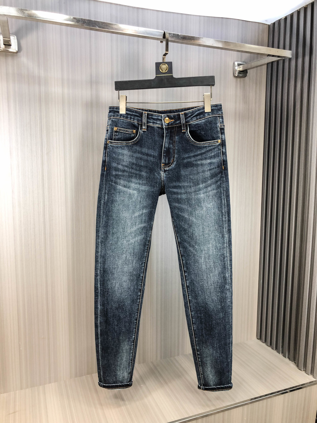 NO:651047,.Gucci.2025 Autumn and Winter high fashion sense, super soft denim fabric, light-colored washed jeans. The fabric is very special, ultra-fine fine imitation cotton yarn blend, super soft and comfortable. It has the casual and casual feel of denim, but also has a sense of relaxation and fashion. The fabric surface is refreshing, slightly elastic, super soft and can be worn for a long time. The entire pair of pants is made of traditional hand-rubbing technology, and is washed with natural stone and light fermentation. The details are exquisite.  Size 29-38,,gucci,jeans,alexander wang19860909.Gucci.2025秋冬高级时装感,超柔牛仔面料 , 浅色洗水牛仔裤. 面料很特殊,超细精仿棉纱混纺,超柔舒适感. 具备牛仔随性感 ,休闲感 ,5亦有轻松感 ,时尚感. 布面清爽,微弹力,超柔穿着时间长, 整条裤子全传统手擦工艺,自然石磨轻酵洗水.细节精致感. 尺码29-38,,gucci,jeans,alexander wang,Men's clothing