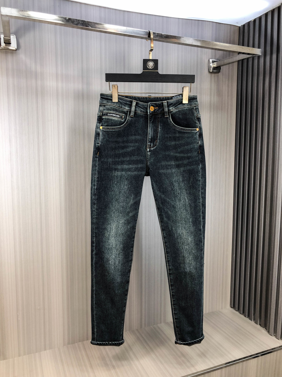 NO:651054,.Armani. 2025 autumn and winter high fashion sense, super soft denim fabric, light-colored washed jeans. The fabric is very special, ultra-fine fine imitation cotton yarn blend, super soft and comfortable. It has the casual and casual feeling of denim, but also has a sense of relaxation and fashion. The cloth surface is refreshing, slightly elastic, super soft and can be worn for a long time. The whole pair of pants is made of traditional hand-rubbing technology, and is washed with natural stone and light fermentation. The details are exquisite.  Size 29-38,,armani,jeans,alexander wang19860909.阿玛尼.2025秋冬高级时装感,超柔牛仔面料 , 浅色洗水牛仔裤. 面料很特殊,超细精仿棉纱混纺,超柔舒适感. 具备牛仔随性感 ,休闲感 ,5亦有轻松感 ,时尚感. 布面清爽,微弹力,超柔穿着时间长, 整条裤子全传统手擦工艺,自然石磨轻酵洗水.细节精致感. 尺码29-38,,armani,jeans,alexander wang,Men's clothing