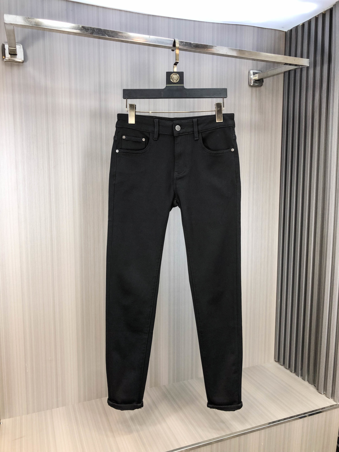 NO:651062,.Dior.2025 Autumn and Winter high fashion sense, super soft denim fabric, light-colored washed jeans. The fabric is very special, ultra-fine fine imitation cotton yarn blend, super soft and comfortable. It has the casual and casual feel of denim, but also has a sense of relaxation and fashion. The fabric surface is refreshing, slightly elastic, super soft and can be worn for a long time. The whole pair of trousers is made of traditional hand-rubbing technology, and is washed with natural stone and light fermentation. The details are exquisite.  Size 29-38,,dior,jeans,alexander wang19860909.Dior.2025秋冬高级时装感,超柔牛仔面料 , 浅色洗水牛仔裤. 面料很特殊,超细精仿棉纱混纺,超柔舒适感. 具备牛仔随性感 ,休闲感 ,5亦有轻松感 ,时尚感. 布面清爽,微弹力,超柔穿着时间长, 整条裤子全传统手擦工艺,自然石磨轻酵洗水.细节精致感. 尺码29-38,,dior,jeans,alexander wang,Men's clothing