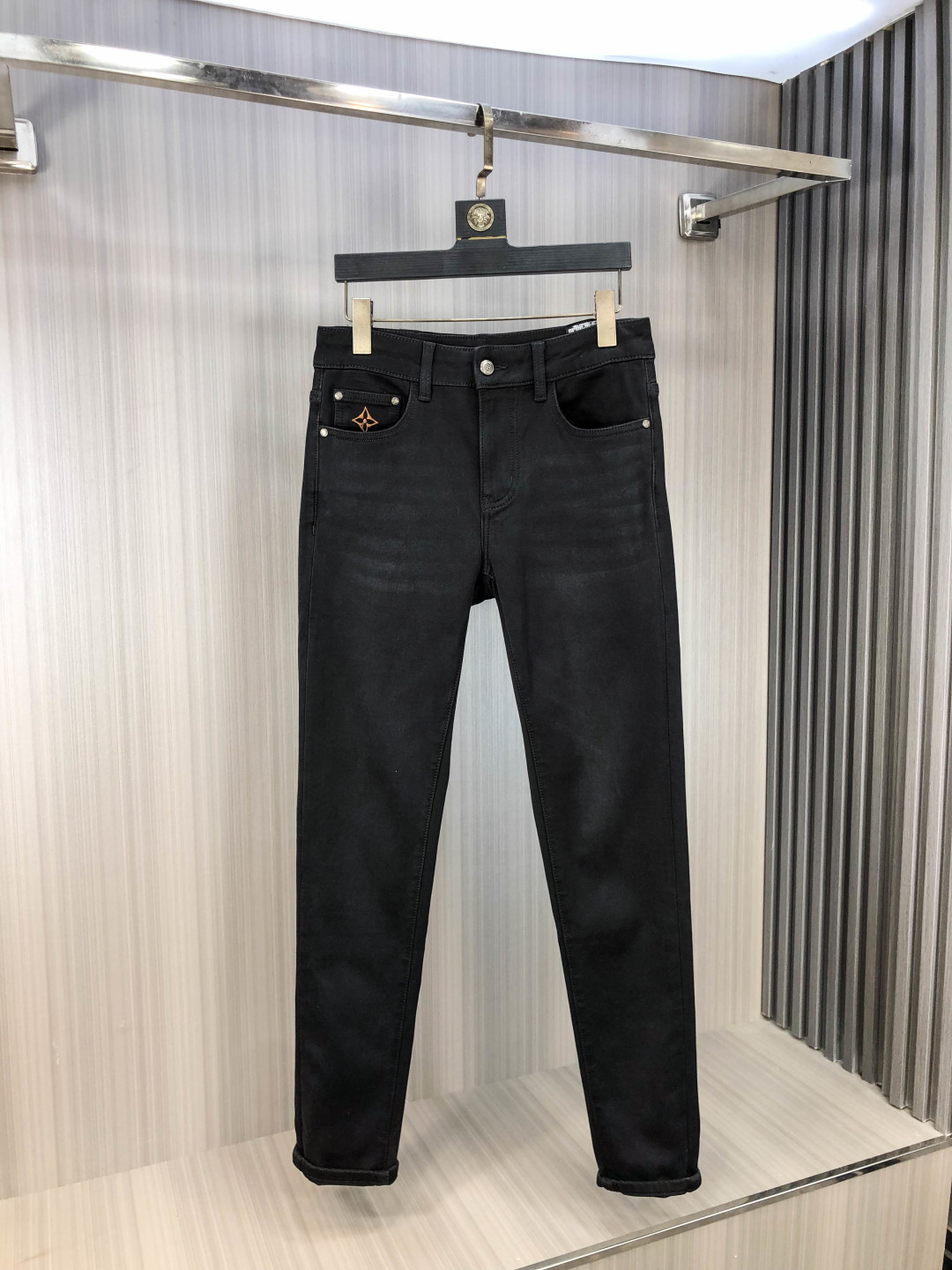 NO:651070,.Lv. 2025 Autumn and Winter high fashion sense, super soft denim fabric, light-colored washed jeans. The fabric is very special, ultra-fine fine imitation cotton yarn blend, super soft and comfortable. It has the casual and casual feel of denim, but also has a sense of relaxation and fashion. The fabric surface is refreshing, slightly elastic, super soft and can be worn for a long time. The whole pair of pants is made of traditional hand-rubbing technology, and is washed with natural stone and light fermentation. The details are exquisite.  Size 29-38,,louis vuitton,jeans,alexander wang19860909.Lv.2025秋冬高级时装感,超柔牛仔面料 , 浅色洗水牛仔裤. 面料很特殊,超细精仿棉纱混纺,超柔舒适感. 具备牛仔随性感 ,休闲感 ,5亦有轻松感 ,时尚感. 布面清爽,微弹力,超柔穿着时间长, 整条裤子全传统手擦工艺,自然石磨轻酵洗水.细节精致感. 尺码29-38,,louis vuitton,jeans,alexander wang,Men's clothing