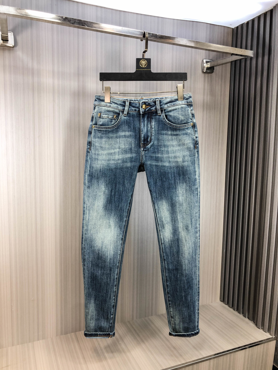 NO:651079,. Versace. 2025 autumn and winter high fashion sense, super soft denim fabric, light-colored washed jeans. The fabric is very special, ultra-fine fine imitation cotton yarn blend, super soft and comfortable. It has the casual and casual feeling of denim, but also has a sense of relaxation and fashion. The cloth surface is refreshing, slightly elastic, super soft and can be worn for a long time. The whole pair of pants is made of traditional hand-rubbing technology, and is washed with natural stone and light fermentation. The details are exquisite.  Size 29-38,,versace,jeans,alexander wang19860909.范思哲.2025秋冬高级时装感,超柔牛仔面料 , 浅色洗水牛仔裤. 面料很特殊,超细精仿棉纱混纺,超柔舒适感. 具备牛仔随性感 ,休闲感 ,5亦有轻松感 ,时尚感. 布面清爽,微弹力,超柔穿着时间长, 整条裤子全传统手擦工艺,自然石磨轻酵洗水.细节精致感. 尺码29-38,,versace,jeans,alexander wang,Men's clothing