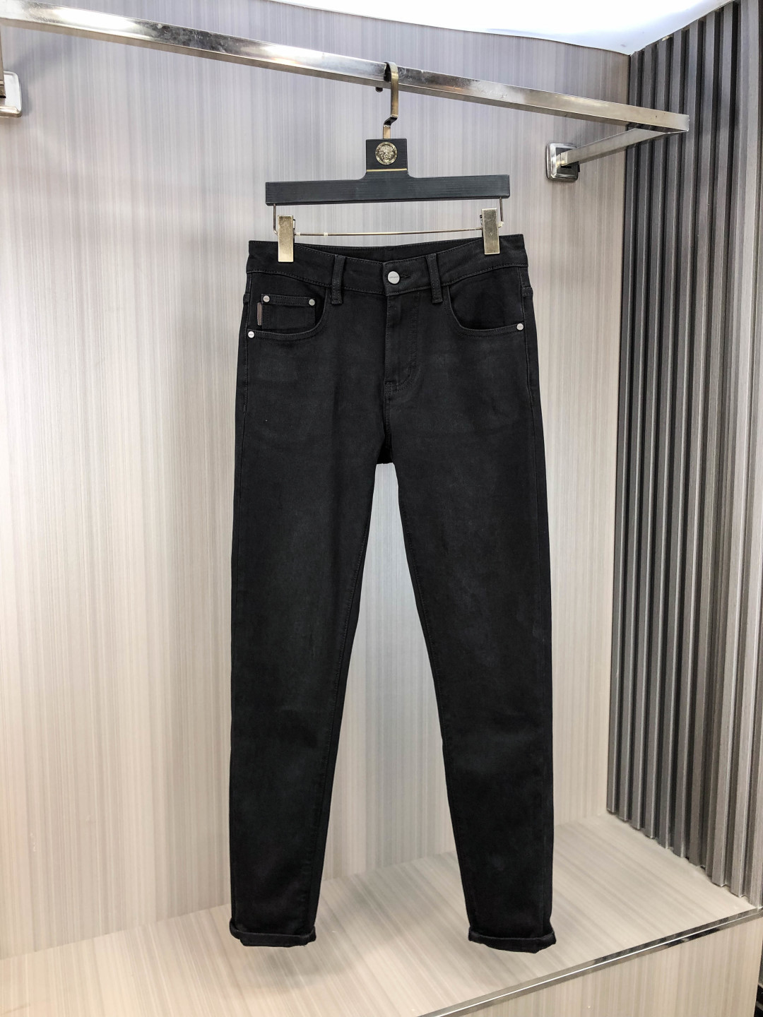 NO:651087,.Balenciaga. 2025 autumn and winter high fashion sense, super soft denim fabric, light-colored washed jeans. The fabric is very special, ultra-fine fine imitation cotton yarn blend, super soft and comfortable. It has the casual and casual feel of denim, but also has a sense of relaxation and fashion. The cloth surface is refreshing, slightly elastic, super soft and can be worn for a long time. The whole pair of pants is made of traditional hand-rubbing technology, and is washed with natural stone and light fermentation. The details are exquisite.  Size 29-38,,balenciaga,jeans,alexander wang19860909.巴黎世家.2025秋冬高级时装感,超柔牛仔面料 , 浅色洗水牛仔裤. 面料很特殊,超细精仿棉纱混纺,超柔舒适感. 具备牛仔随性感 ,休闲感 ,5亦有轻松感 ,时尚感. 布面清爽,微弹力,超柔穿着时间长, 整条裤子全传统手擦工艺,自然石磨轻酵洗水.细节精致感. 尺码29-38,,balenciaga,jeans,alexander wang,Men's clothing