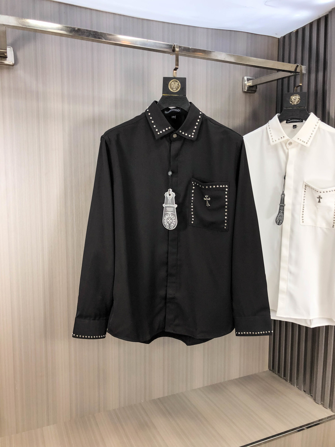 NO:651105,.Cro Xin. The new fashionable men's long-sleeved shirt for all seasons uses high-end top-grade fabrics. It will never pill. It is comfortable and refined, and has excellent upper body effects. The original logo of the luxury brand fully reflects the temperament and taste of men. Fashionable and elegant. Noble heritage. L Simple and delicate design. Perfect tailoring. Meticulous materials. Soft and comfortable feel. Gorgeous colors, highlighting the atmosphere!  Counter size M-3XL.m wears 175/130 pounds,,chrome hearts,alexander wang19860909.克罗心. 四季款时尚新品男士长袖衬衣 同步采用高档顶级面料 绝不起球 舒适精致,上身效果极佳 奢华品牌原版LOGO搭配 充分体现男人的气质与品位 时尚优雅 贵族底蕴 L简洁细腻的设计 裁剪完美 用料一丝不苟 手感柔软舒适 华丽色彩 彰显大气！专柜尺码M-3XL.m穿175/130斤,,chrome hearts,alexander wang,Men's clothing