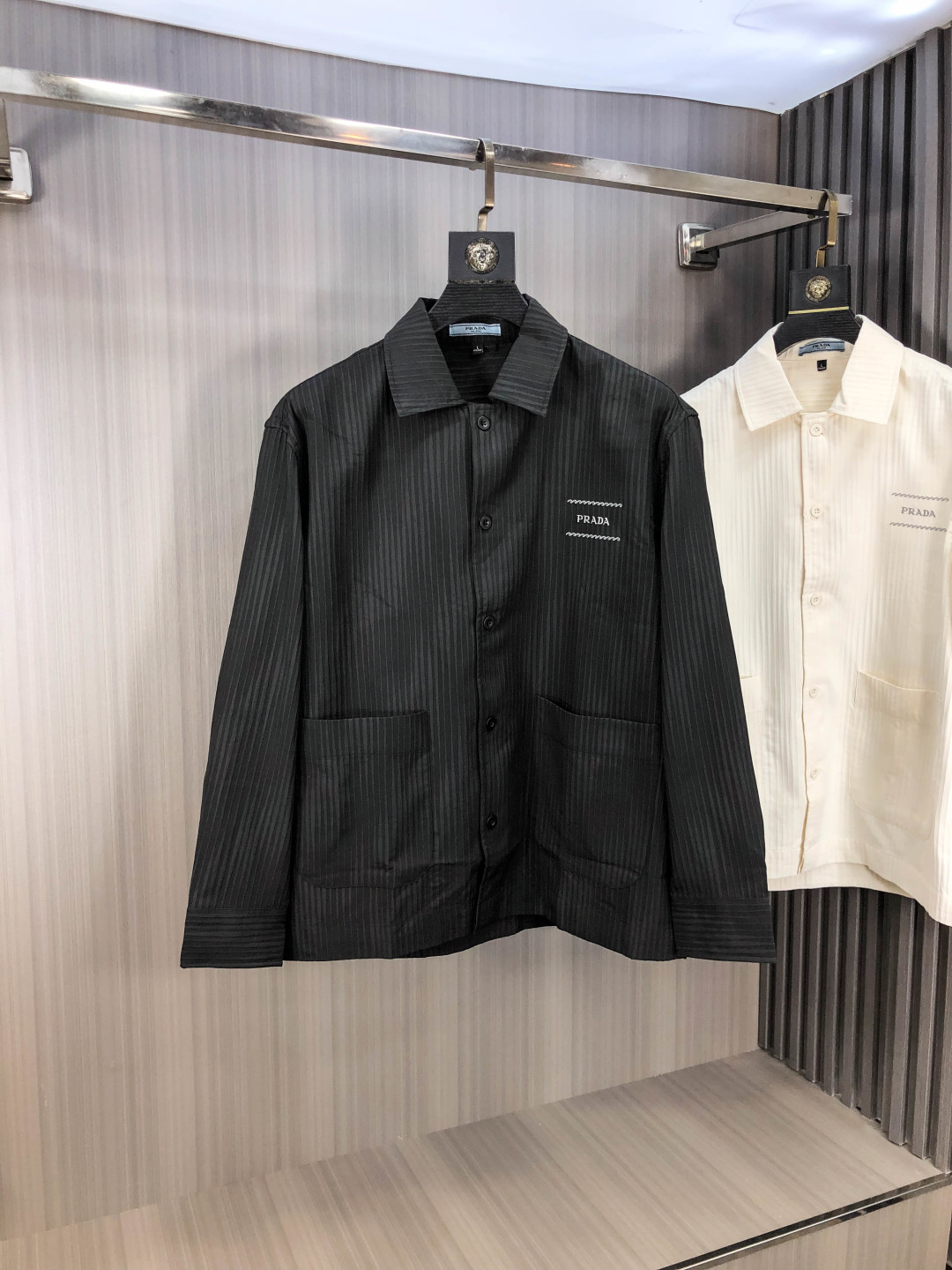 NO:651113,.Prada. Four seasons new fashionable men's long-sleeved shirt. Made of high-end top-grade fabrics. No pilling. Comfortable and exquisite, with excellent upper body effect. The original LOGO of the luxury brand fully reflects the temperament and taste of men. Fashionable and elegant. Noble heritage. L Simple and delicate design. Perfect tailoring. Meticulous materials. Soft and comfortable feel. Gorgeous colors, highlighting the atmosphere!  Counter size M-3XL.m wears 175/130 pounds, prada, alexander wang19860909.普拉达. 四季款时尚新品男士长袖衬衣 同步采用高档顶级面料 绝不起球 舒适精致,上身效果极佳 奢华品牌原版LOGO搭配 充分体现男人的气质与品位 时尚优雅 贵族底蕴 L简洁细腻的设计 裁剪完美 用料一丝不苟 手感柔软舒适 华丽色彩 彰显大气！专柜尺码M-3XL.m穿175/130斤,,prada,alexander wang,Men's clothing