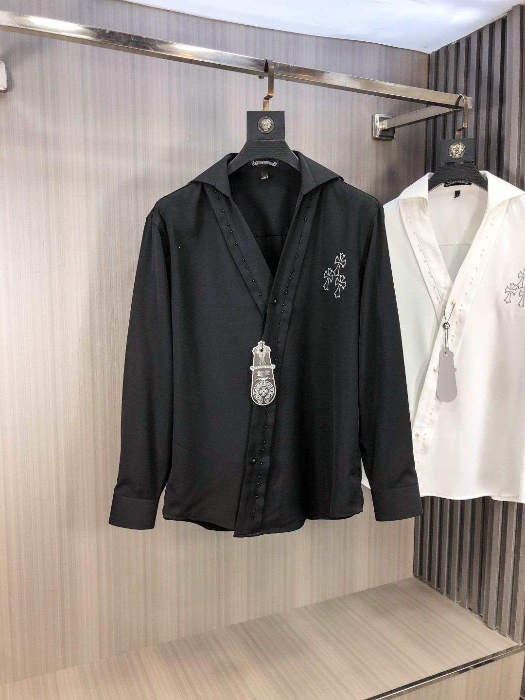 NO:651121,.Cro Xin. The new fashionable men's long-sleeved shirt for all seasons uses high-end top-grade fabrics. It will never pill. It is comfortable and refined, and has excellent upper body effects. The original logo of the luxury brand fully reflects the temperament and taste of men. Fashionable and elegant. Noble heritage. L Simple and delicate design. Perfect tailoring. Meticulous materials. Soft and comfortable feel. Gorgeous colors, highlighting the atmosphere!  Counter size M-3XL.m wears 175/130 pounds,,chrome hearts,alexander wang19860909.克罗心. 四季款时尚新品男士长袖衬衣 同步采用高档顶级面料 绝不起球 舒适精致,上身效果极佳 奢华品牌原版LOGO搭配 充分体现男人的气质与品位 时尚优雅 贵族底蕴 L简洁细腻的设计 裁剪完美 用料一丝不苟 手感柔软舒适 华丽色彩 彰显大气！专柜尺码M-3XL.m穿175/130斤,,chrome hearts,alexander wang,Men's clothing