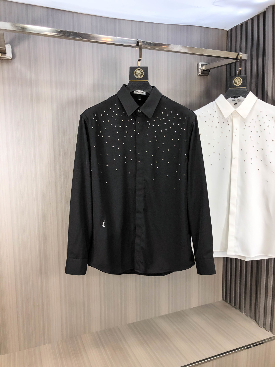 NO:651127,.Yves Saint Laurent. Four seasons new fashionable men's long-sleeved shirt. Made of high-end top-grade fabrics. No pilling. Comfortable and refined, with excellent upper body effect. The original LOGO of the luxury brand fully reflects the temperament and taste of men. Fashionable and elegant. Noble heritage. L Simple and delicate design. Perfect tailoring. Meticulous materials. Soft and comfortable feel. Gorgeous colors, highlighting the atmosphere!  Counter size M-3XL.m wears 175/130 pounds, saint laurent, alexander wang19860909.圣罗兰. 四季款时尚新品男士长袖衬衣 同步采用高档顶级面料 绝不起球 舒适精致,上身效果极佳 奢华品牌原版LOGO搭配 充分体现男人的气质与品位 时尚优雅 贵族底蕴 L简洁细腻的设计 裁剪完美 用料一丝不苟 手感柔软舒适 华丽色彩 彰显大气！专柜尺码M-3XL.m穿175/130斤,,saint laurent,alexander wang,Men's clothing