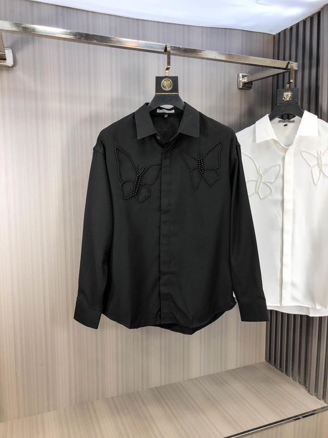 NO:651134,.Bv. Fashion new men's long-sleeved shirt for all seasons. Made of high-end top-grade fabrics. No pilling. Comfortable and exquisite, with excellent upper body effect. Original logo matching of luxury brands. Fully reflects the temperament and taste of men. Fashionable and elegant. Noble heritage. L Simple and delicate design. Perfect tailoring. Meticulous materials. Soft and comfortable feel. Gorgeous colors to highlight the atmosphere!  Counter size M-3XL.m wears 175/130 pounds,,bottega veneta,alexander wang19860909.Bv. 四季款时尚新品男士长袖衬衣 同步采用高档顶级面料 绝不起球 舒适精致,上身效果极佳 奢华品牌原版LOGO搭配 充分体现男人的气质与品位 时尚优雅 贵族底蕴 L简洁细腻的设计 裁剪完美 用料一丝不苟 手感柔软舒适 华丽色彩 彰显大气！专柜尺码M-3XL.m穿175/130斤,,bottega veneta,alexander wang,Men's clothing