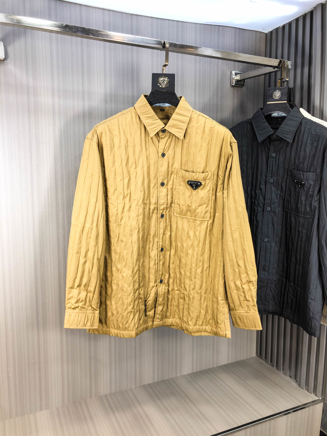 NO:651140,.Prada. Four seasons new fashionable men's long-sleeved shirt. Made of high-end top-grade fabrics. No pilling. Comfortable and exquisite, with excellent upper body effect. The original LOGO of the luxury brand fully reflects the temperament and taste of men. Fashionable and elegant. Noble heritage. L Simple and delicate design. Perfect tailoring. Meticulous materials. Soft and comfortable feel. Gorgeous colors, highlighting the atmosphere!  Counter size M-3XL.m wears 175/130 pounds, prada, alexander wang19860909.普拉达. 四季款时尚新品男士长袖衬衣 同步采用高档顶级面料 绝不起球 舒适精致,上身效果极佳 奢华品牌原版LOGO搭配 充分体现男人的气质与品位 时尚优雅 贵族底蕴 L简洁细腻的设计 裁剪完美 用料一丝不苟 手感柔软舒适 华丽色彩 彰显大气！专柜尺码M-3XL.m穿175/130斤,,prada,alexander wang,Men's clothing