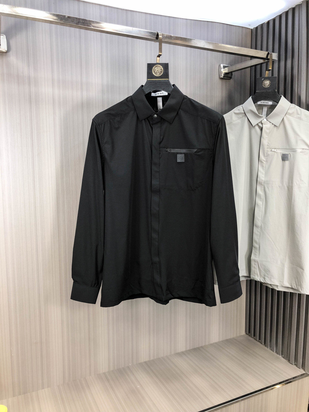 NO:651145,.Loewe's new fashionable men's long-sleeved shirt for all seasons uses high-end top-grade fabrics. No pilling. Comfortable and refined, with excellent upper body effect. The original LOGO of the luxury brand fully reflects the temperament and taste of men. Fashionable and elegant. Noble heritage. L Simple and delicate design. Perfect tailoring. Meticulous materials. Soft and comfortable feel. Gorgeous colors, highlighting the atmosphere!  Counter size M-3XL.m wears 175/130 pounds,,loewe,alexander wang19860909.罗意威 四季款时尚新品男士长袖衬衣 同步采用高档顶级面料 绝不起球 舒适精致,上身效果极佳 奢华品牌原版LOGO搭配 充分体现男人的气质与品位 时尚优雅 贵族底蕴 L简洁细腻的设计 裁剪完美 用料一丝不苟 手感柔软舒适 华丽色彩 彰显大气！专柜尺码M-3XL.m穿175/130斤,,loewe,alexander wang,Men's clothing