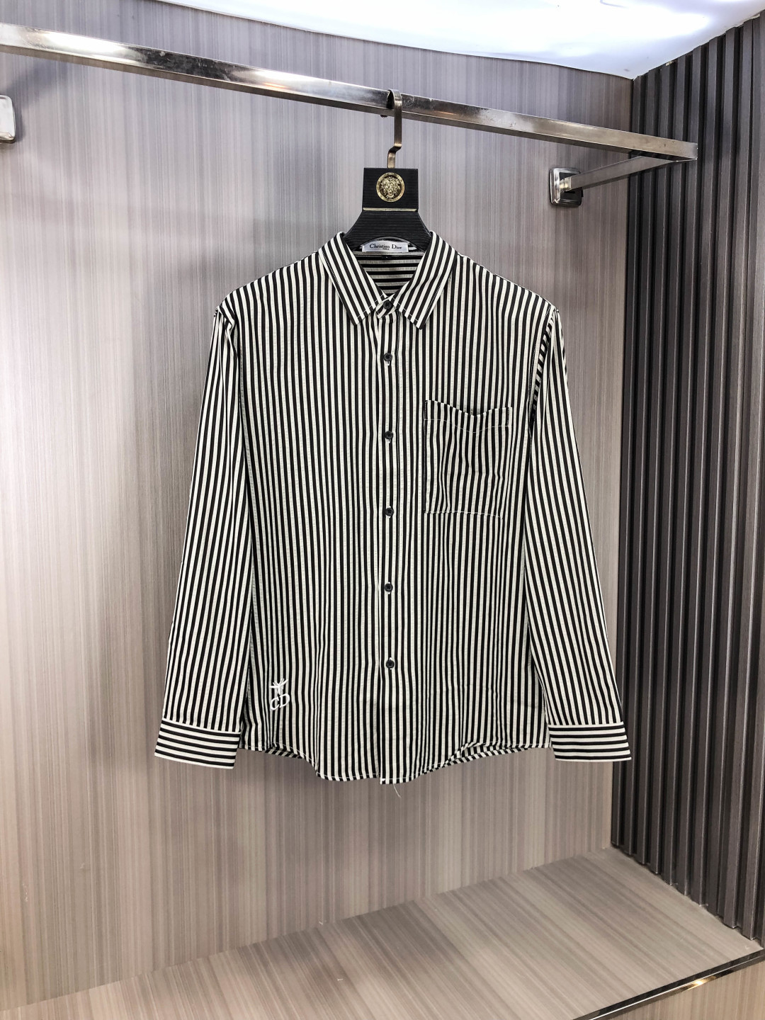 NO:651151,.Dior. Fashionable new men's long-sleeved shirt for all seasons. Made of high-end top-grade fabrics. No pilling. Comfortable and exquisite, with excellent upper body effect. Original logo matching of luxury brands. Fully reflects the temperament and taste of men. Fashionable and elegant. Noble heritage. L Simple and delicate design. Perfect tailoring. Meticulous materials. Soft and comfortable feel. Gorgeous colors to highlight the atmosphere!  Counter size M-3XL.m wears 175/130 pounds, dior, alexander wang19860909.Dior. 四季款时尚新品男士长袖衬衣 同步采用高档顶级面料 绝不起球 舒适精致,上身效果极佳 奢华品牌原版LOGO搭配 充分体现男人的气质与品位 时尚优雅 贵族底蕴 L简洁细腻的设计 裁剪完美 用料一丝不苟 手感柔软舒适 华丽色彩 彰显大气！专柜尺码M-3XL.m穿175/130斤,,dior,alexander wang,Men's clothing