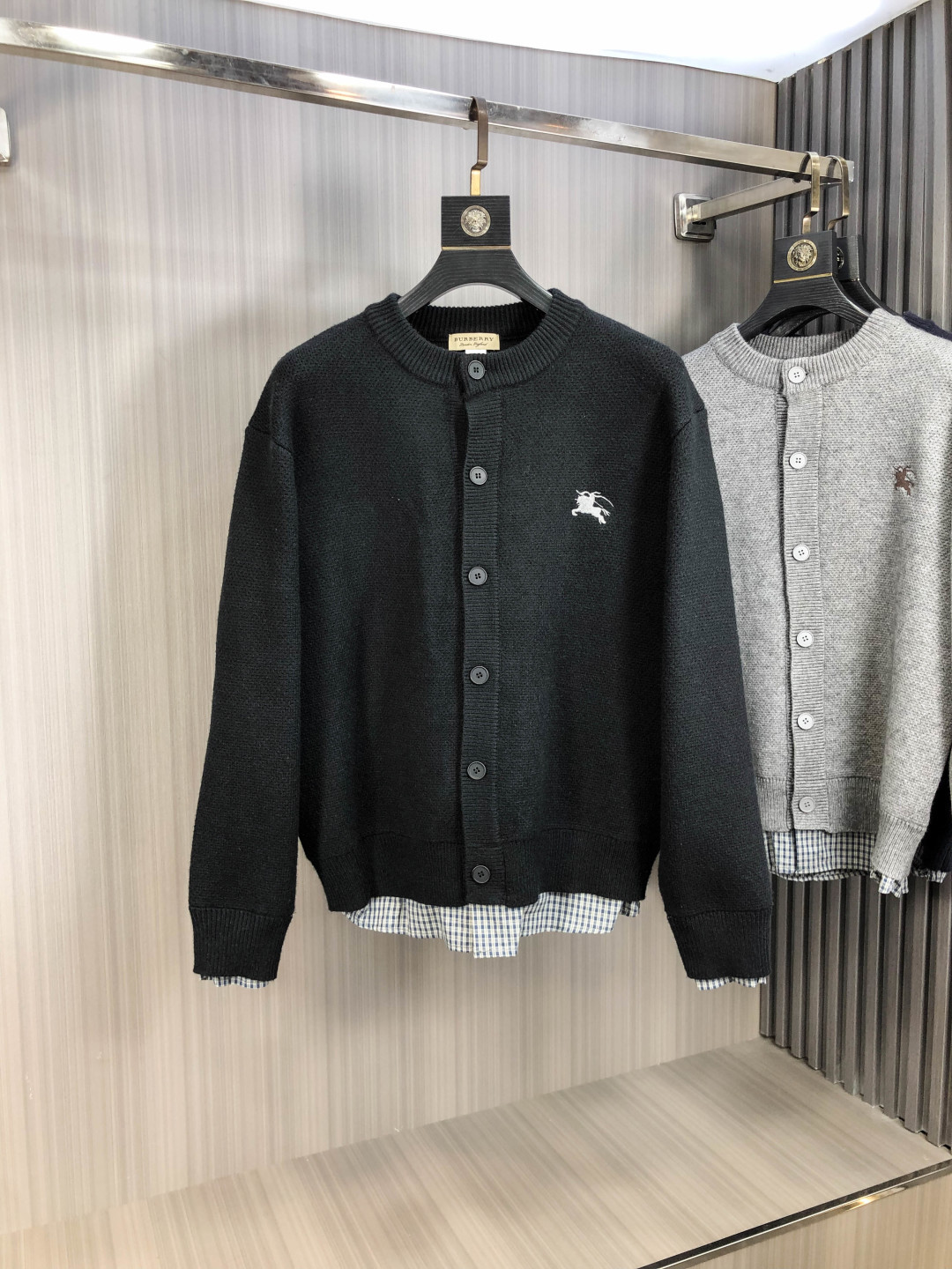 NO:609165,.Burberry. 2025ss new autumn and winter soft round neck wool sweater, exclusive design!  A sweater with super smooth lines of knitted wool and cotton that is very in line with the aesthetic tone. The most basic style has a minimalist and low-key luxury style. In the fashion industry, the simpler the item, the easier it is to show a high-end fashion sense. The wool knitted blended fabric provided by customers is soft and comfortable to the touch, and has excellent skin-friendlyness. It is a very fashionable style for age reduction, a must-have item!  Counter size m-3xL. Wear 175/130 catties. Please state your height and weight when placing an order, burberry, sweaters, alexander wang19860909.巴宝莉.2025ss秋冬新品 柔软圆领羊毛针织衫,设计独家呈现！针织羊毛棉超级流畅线条感极符合美学基调的一款毛衣,最基础的款式以极简低调的奢华风格,在时尚界越简单的单品,越极易彰显出高级时髦感,客供羊毛针织混纺面料,触感柔软舒适,亲肤性极佳,极具减龄时髦款式,必入单品！专柜码数m-3xL .m穿175/130斤.下单报身高体重,,burberry,sweaters,alexander wang,Men's clothing